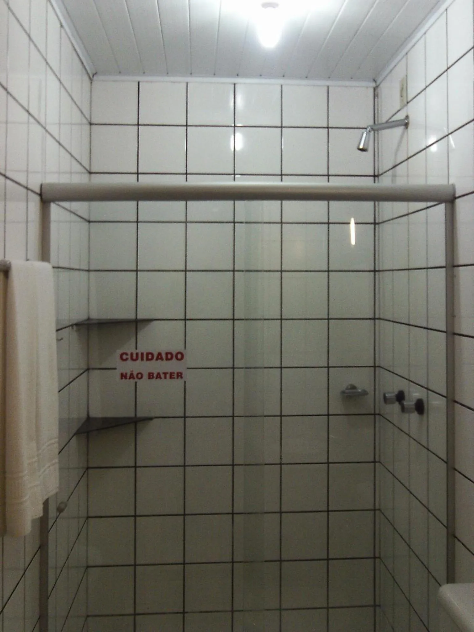 Shower in Taperapuan Praia Hotel