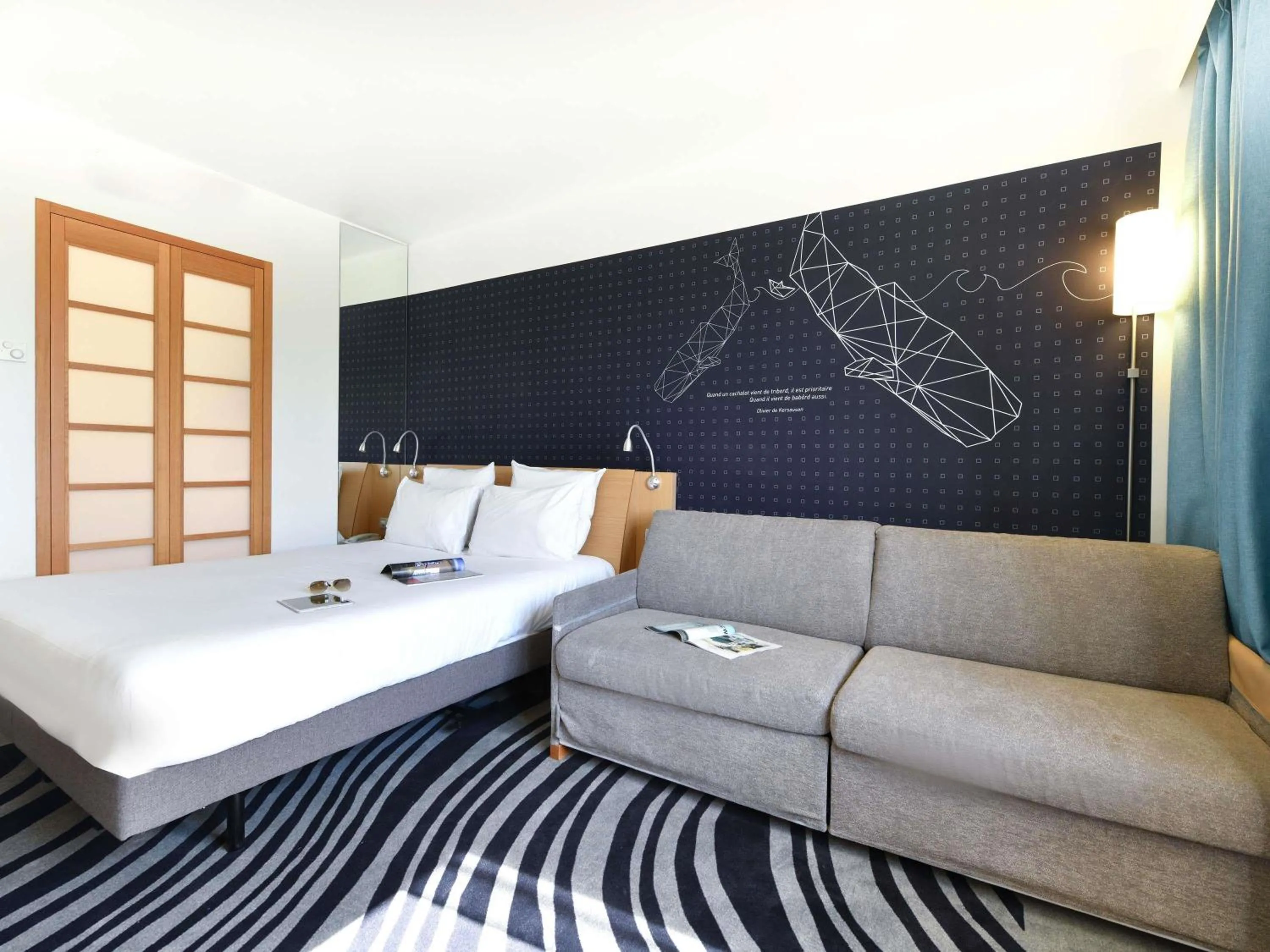 Property building, Bed in Novotel La Rochelle Centre