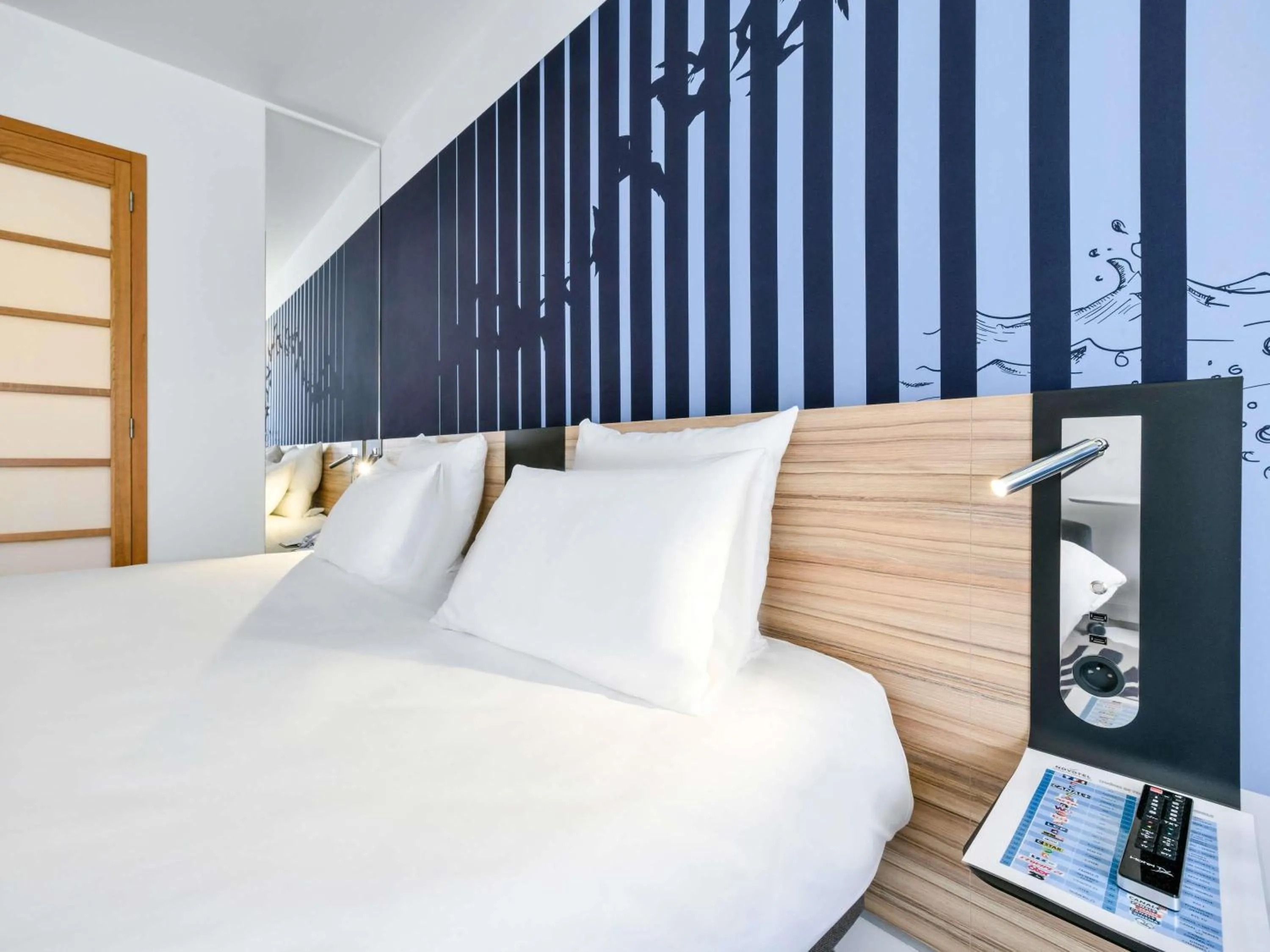 Bedroom, Bed in Novotel La Rochelle Centre