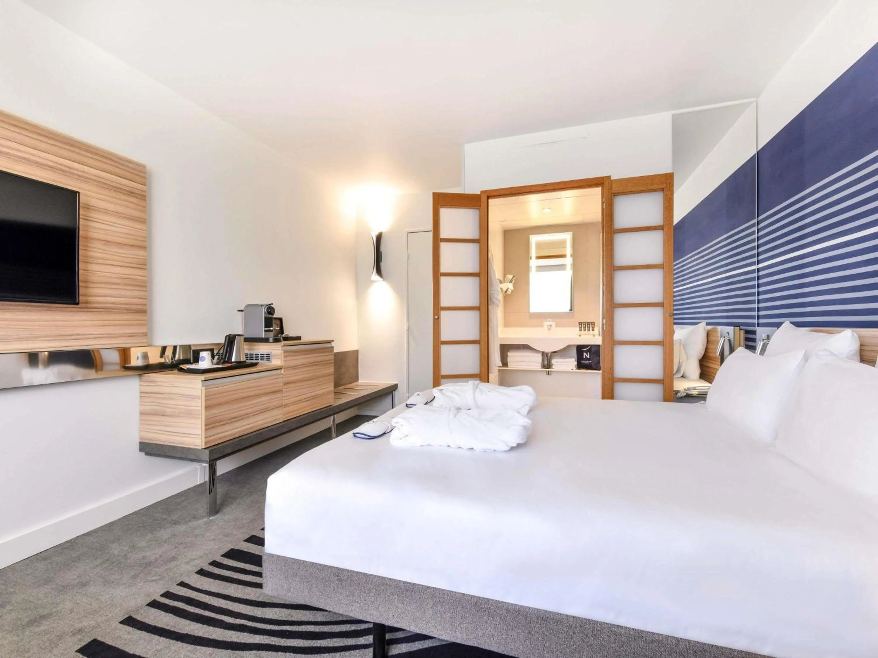 Bedroom, Bed in Novotel La Rochelle Centre