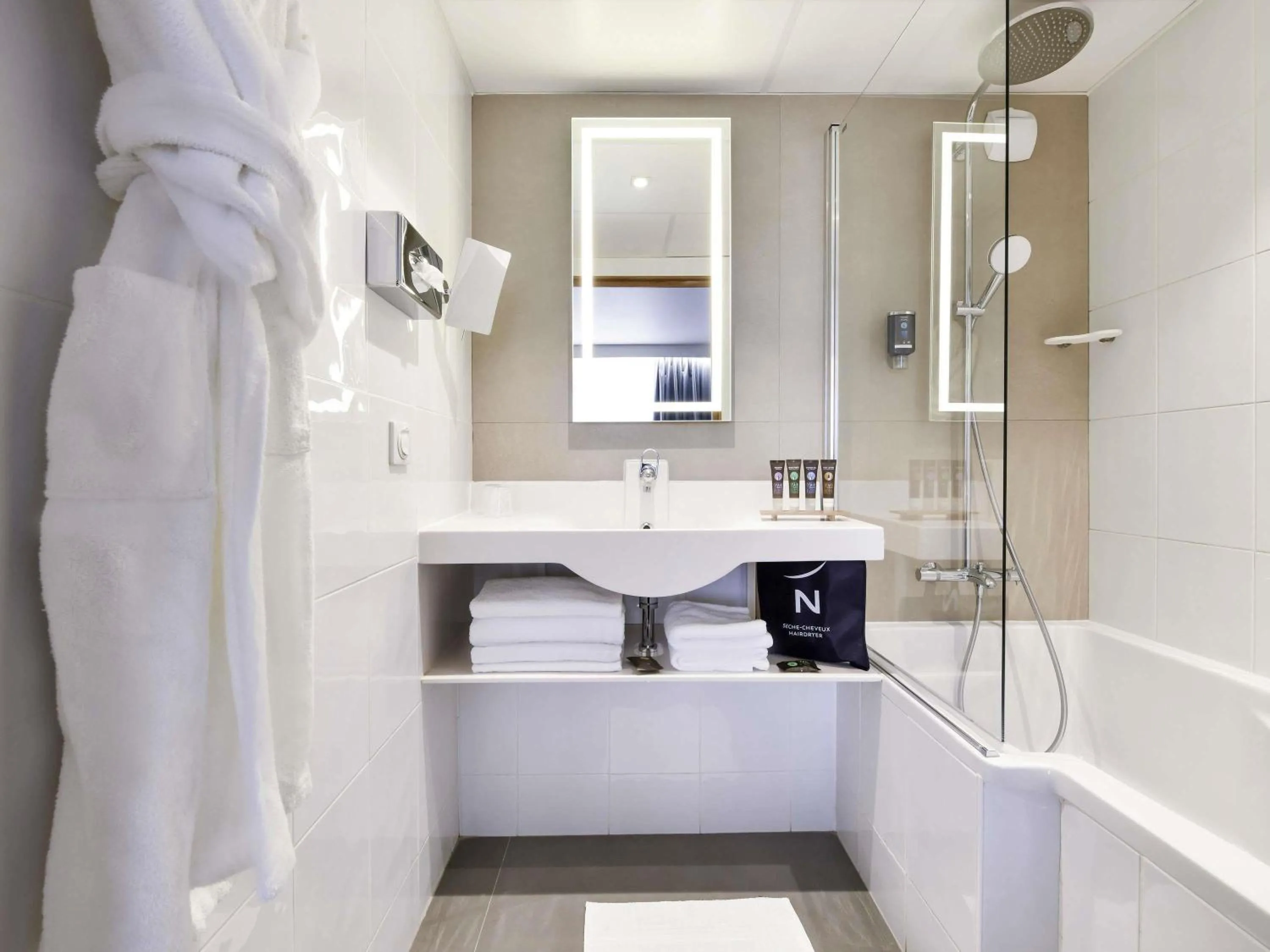 Bedroom in Novotel La Rochelle Centre