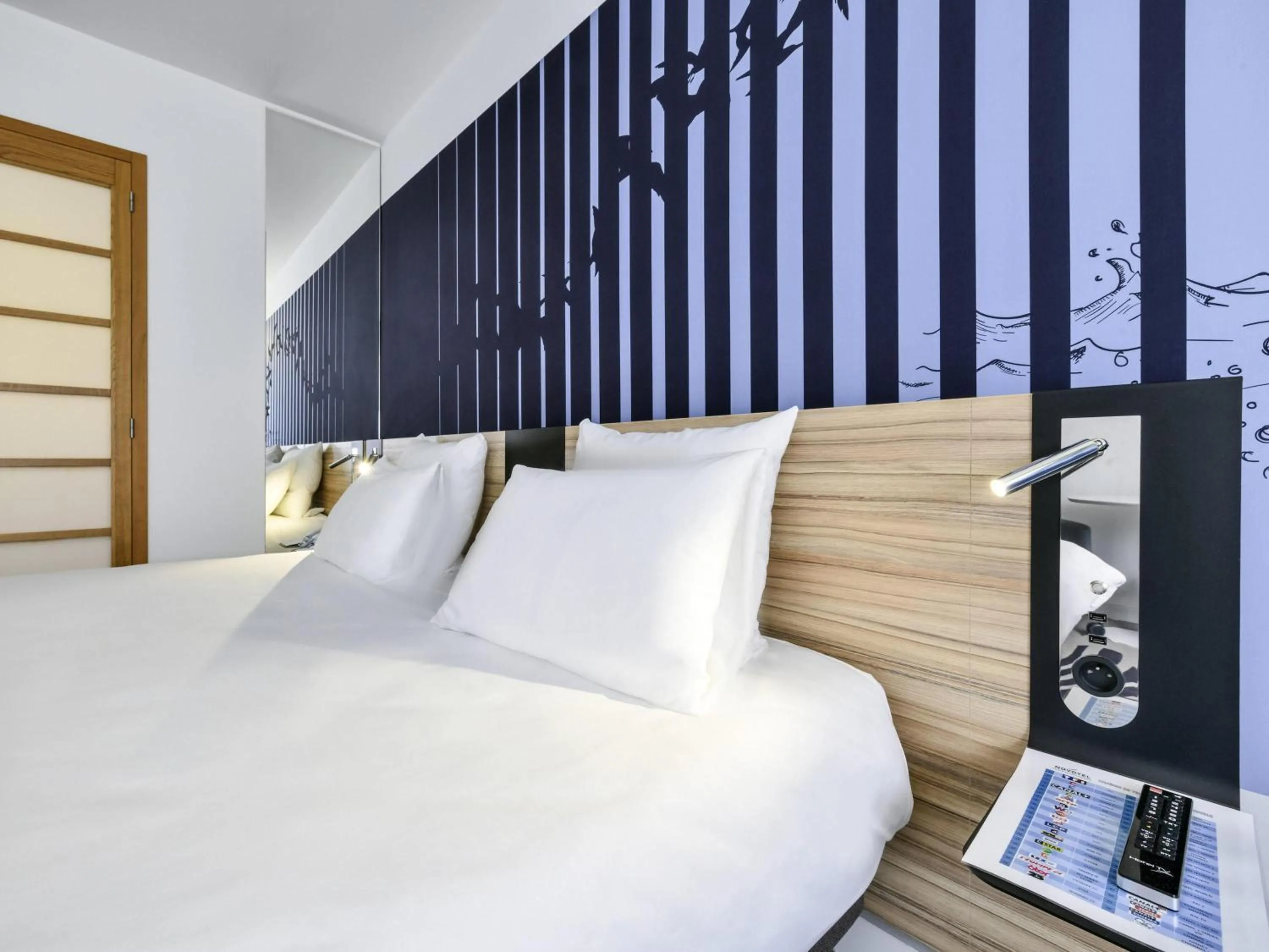 Bedroom, Bed in Novotel La Rochelle Centre