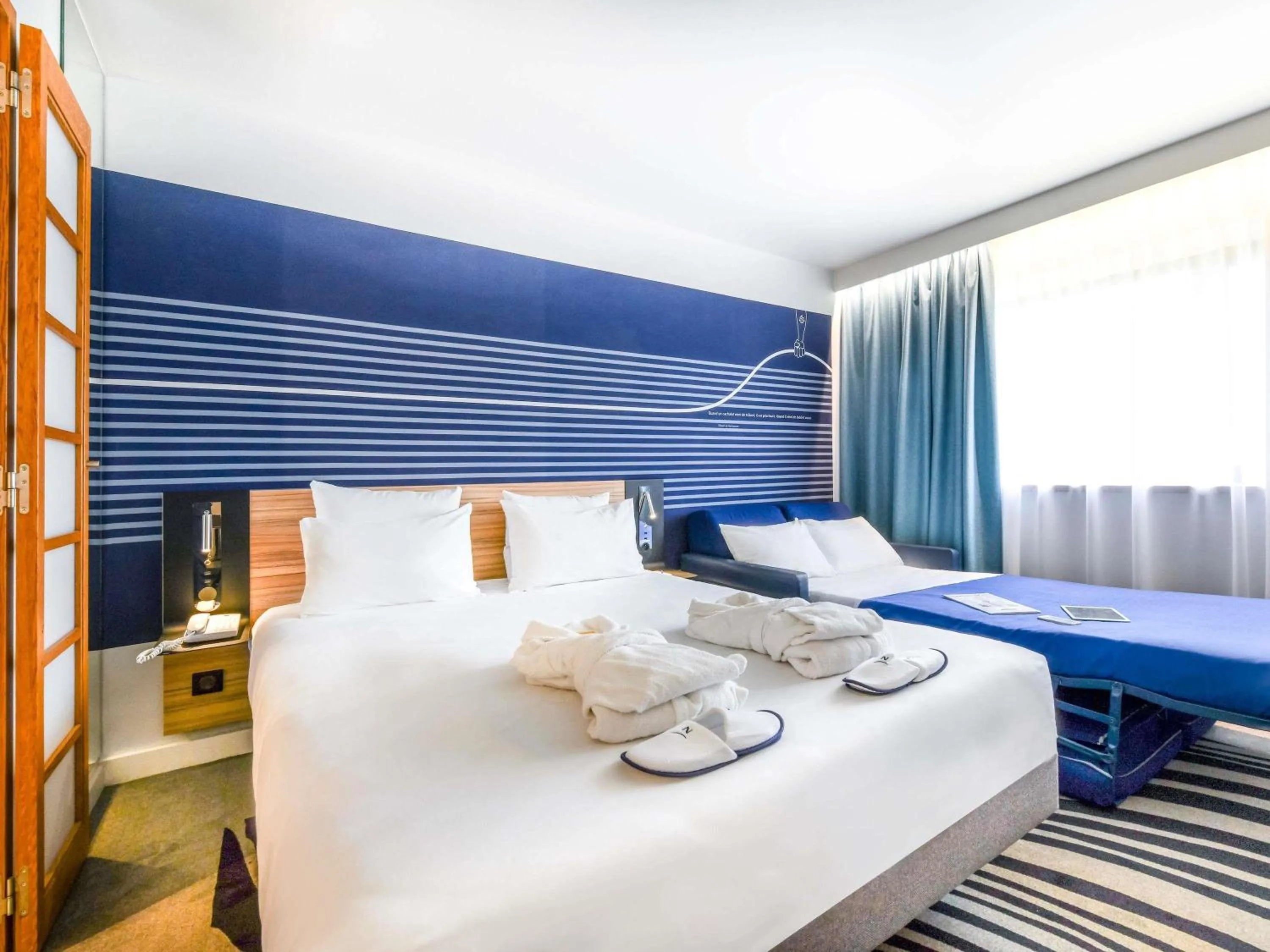 Bedroom, Bed in Novotel La Rochelle Centre