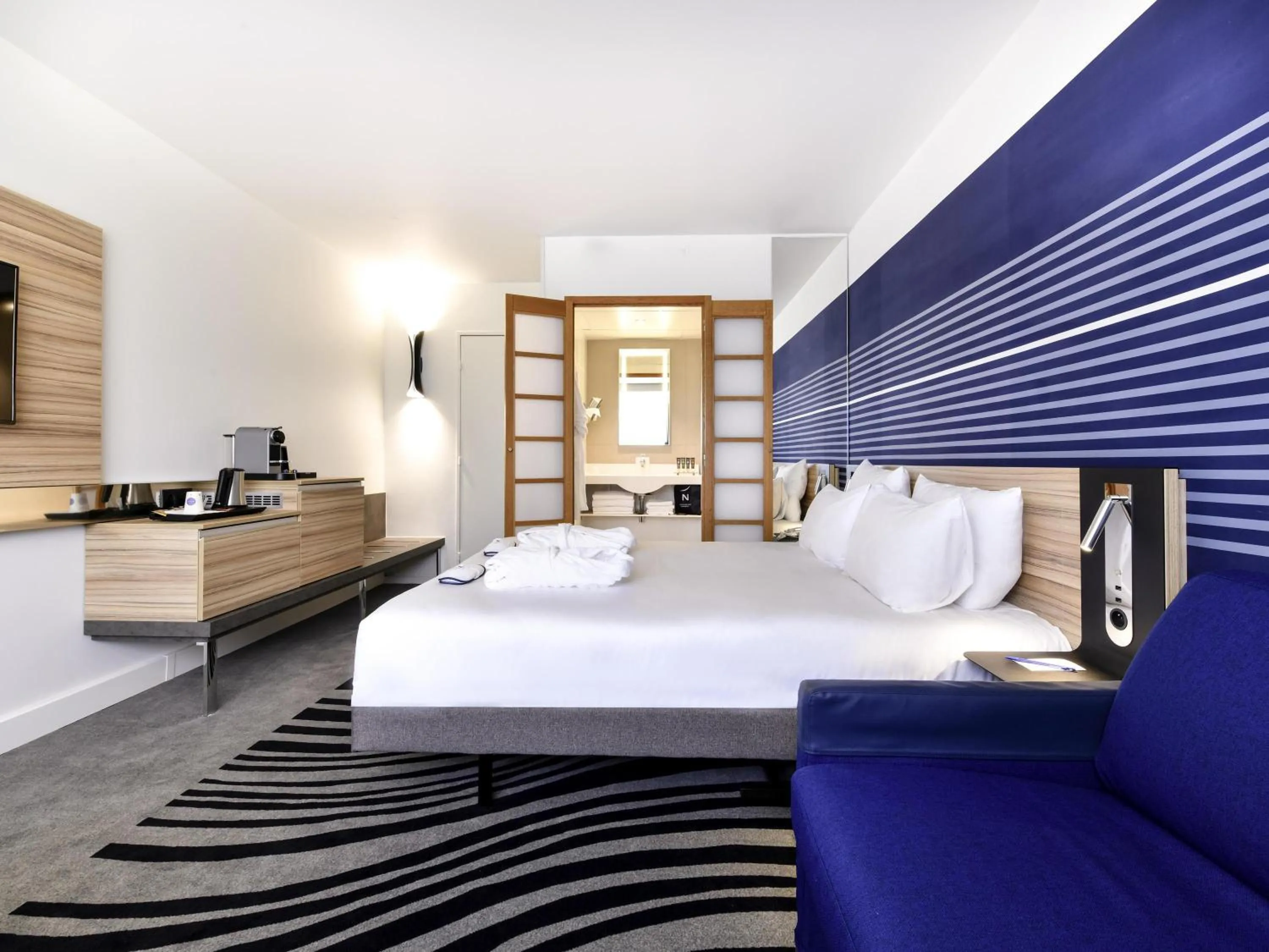 Bedroom, Bed in Novotel La Rochelle Centre