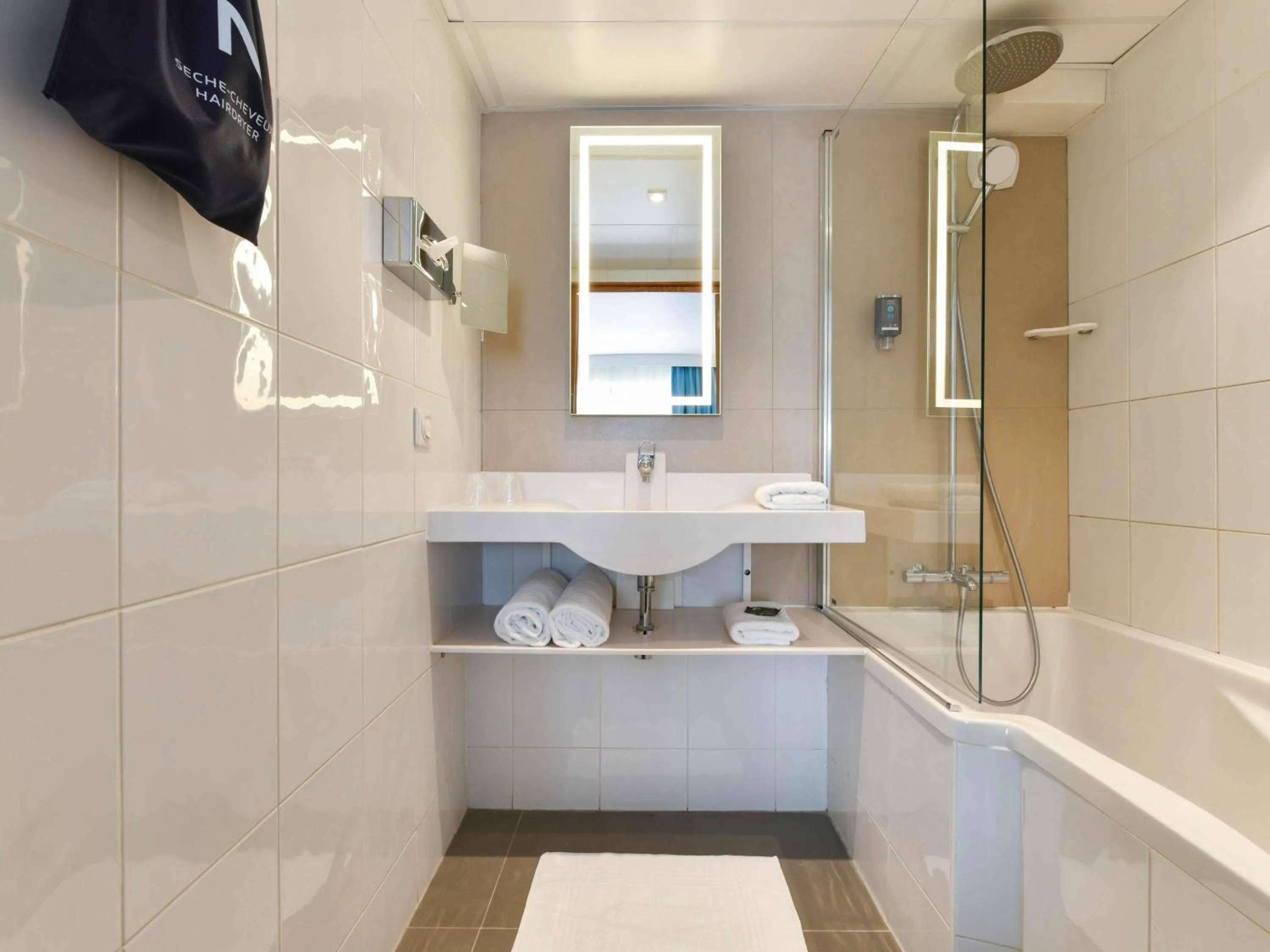 Bedroom in Novotel La Rochelle Centre