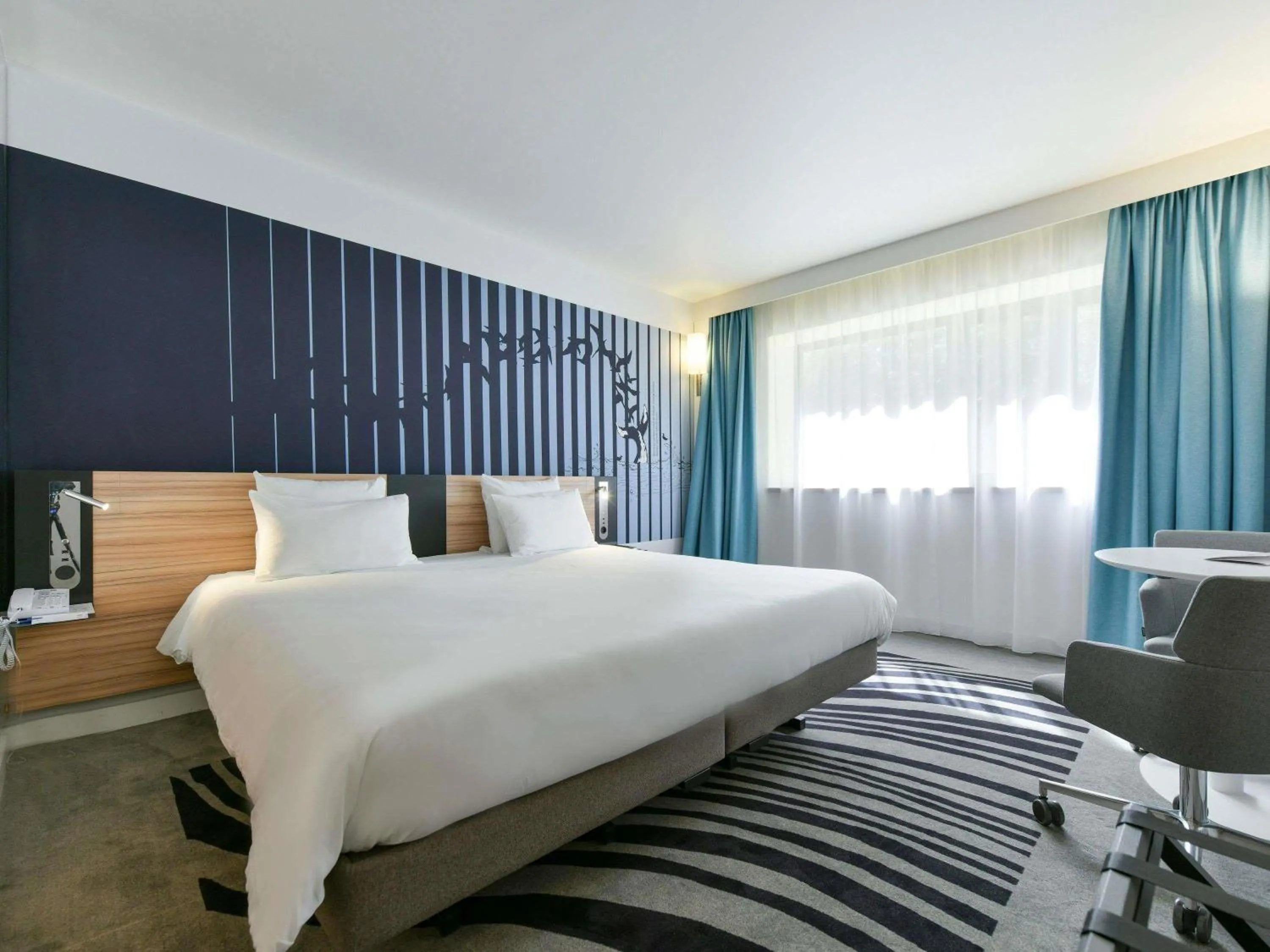Property building, Bed in Novotel La Rochelle Centre