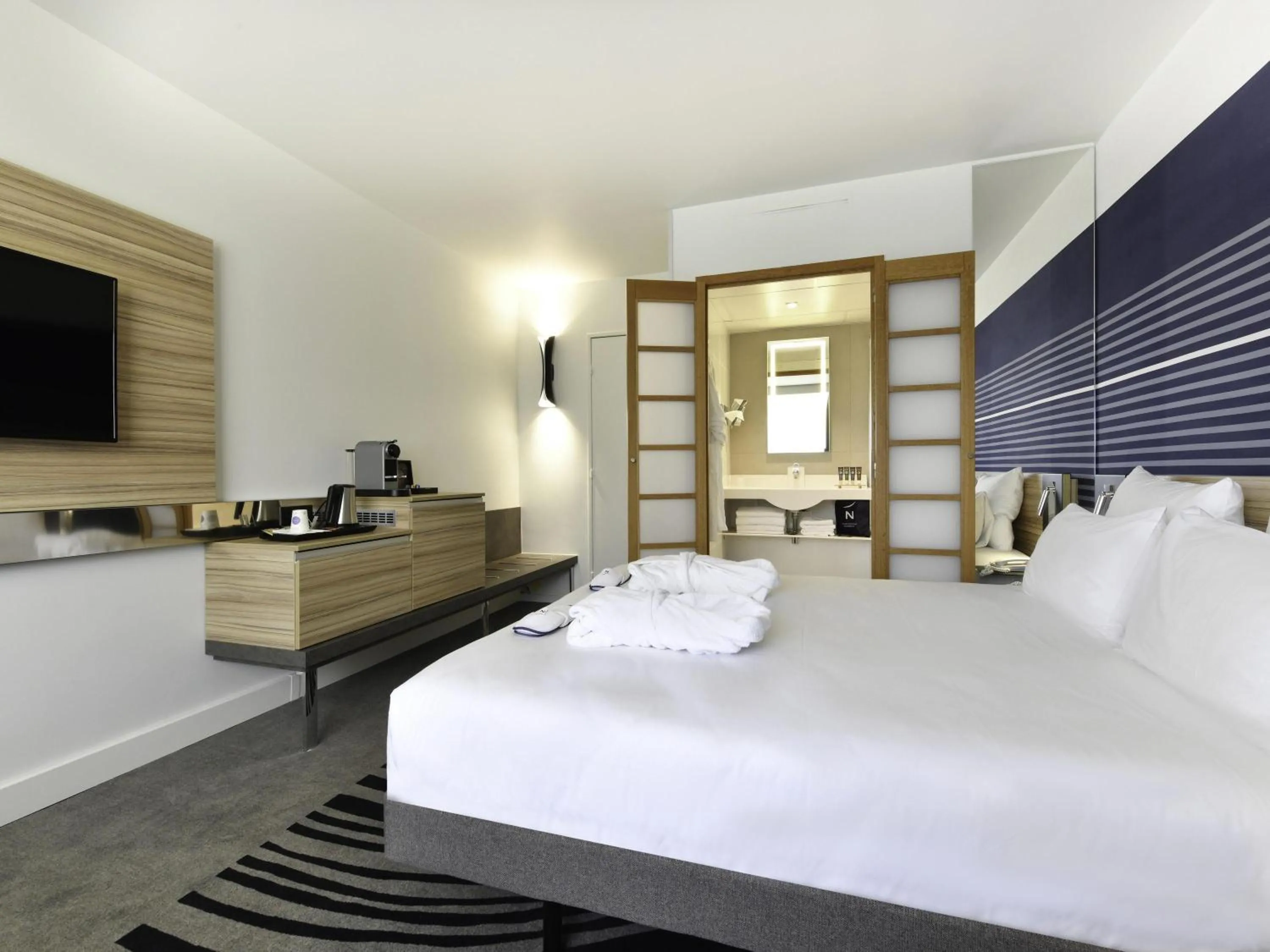 Bedroom, Bed in Novotel La Rochelle Centre