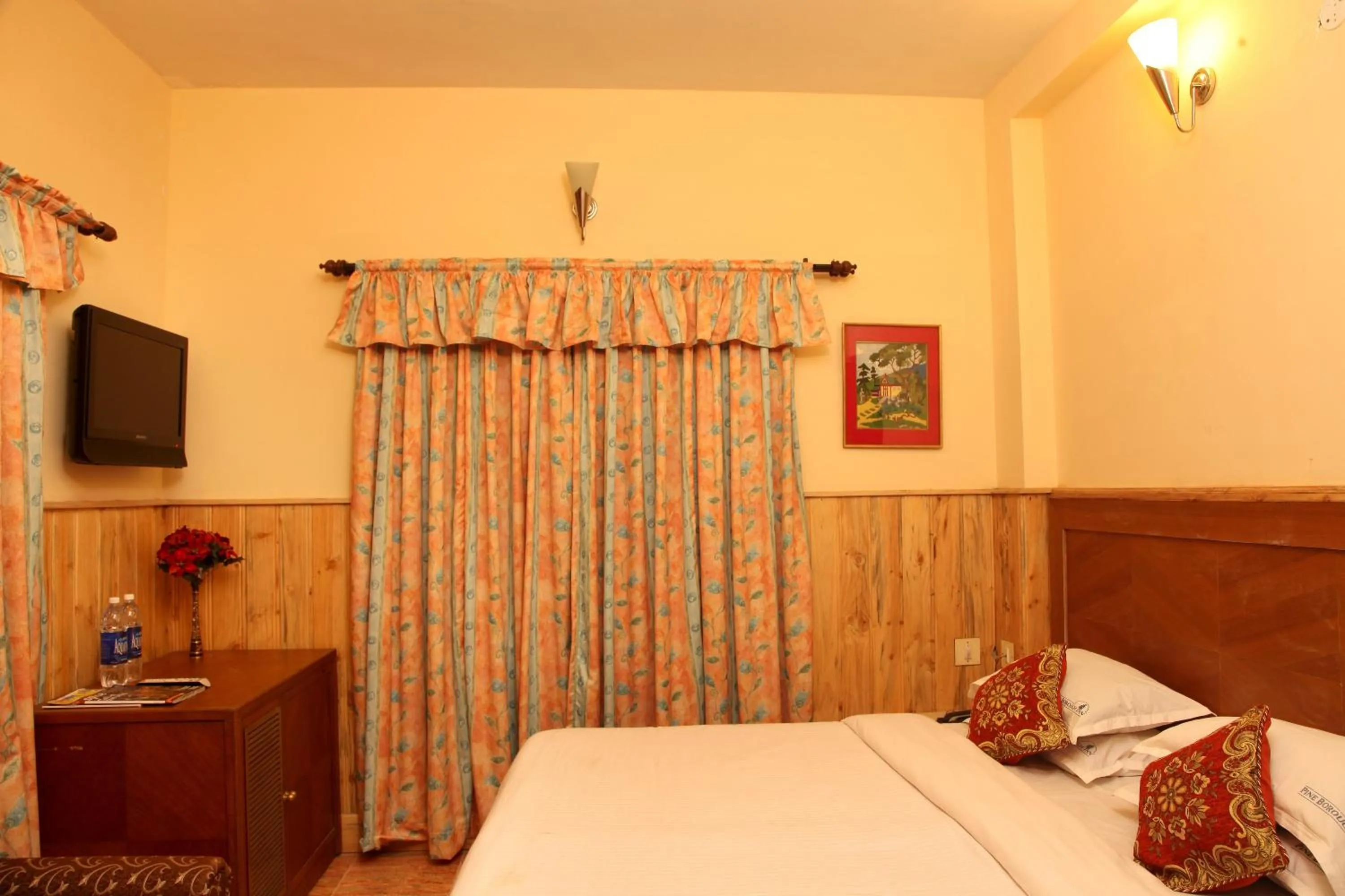 Property building, Bed in Pine Borough Inn