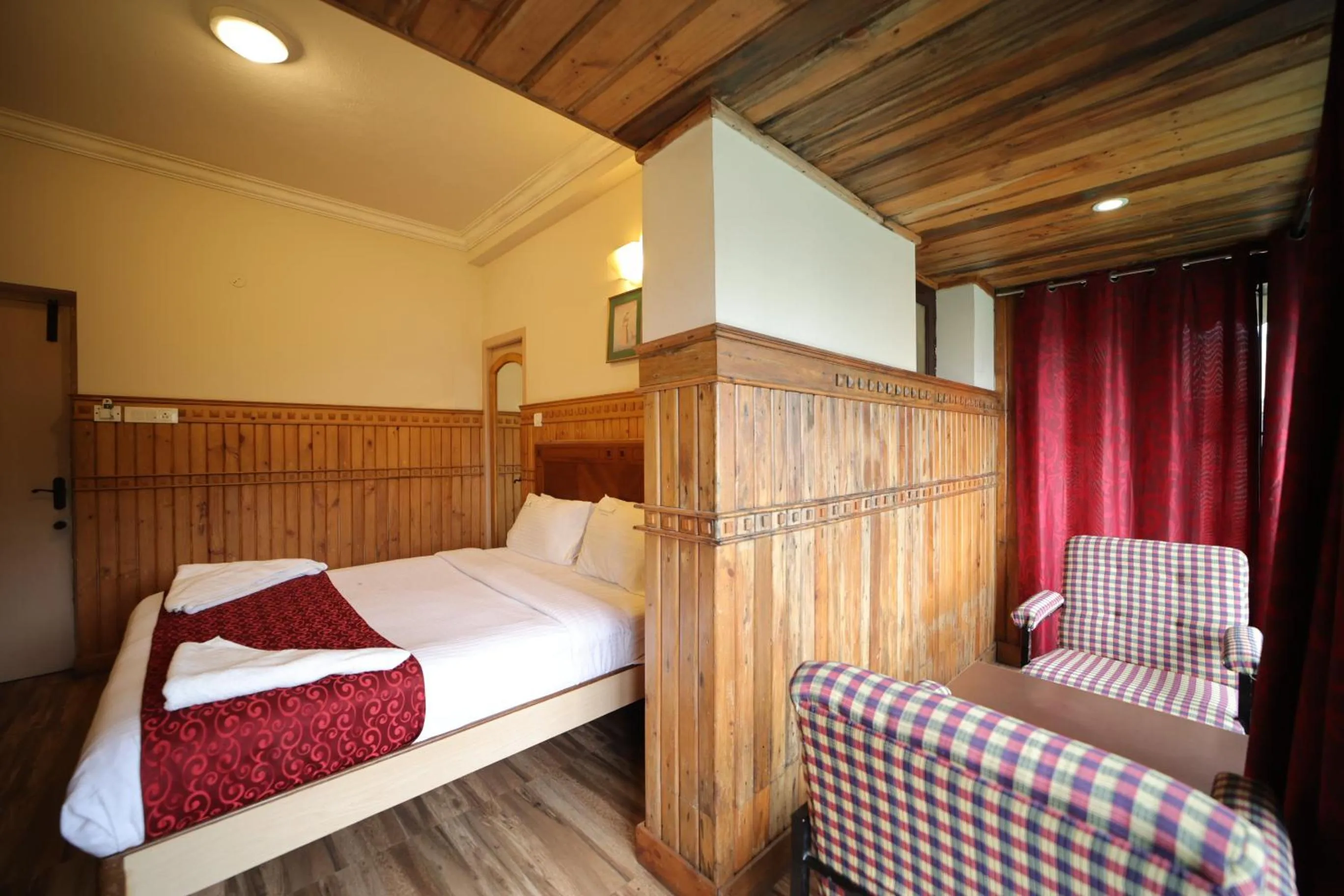 Bedroom, Bed in Pine Borough Inn