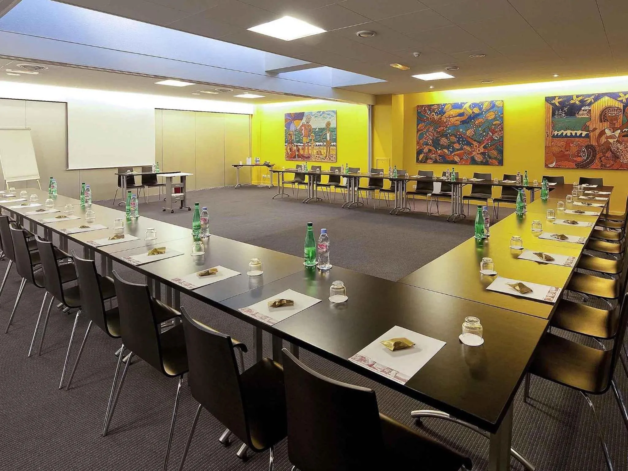 Meeting/conference room in ibis Styles Ouistreham