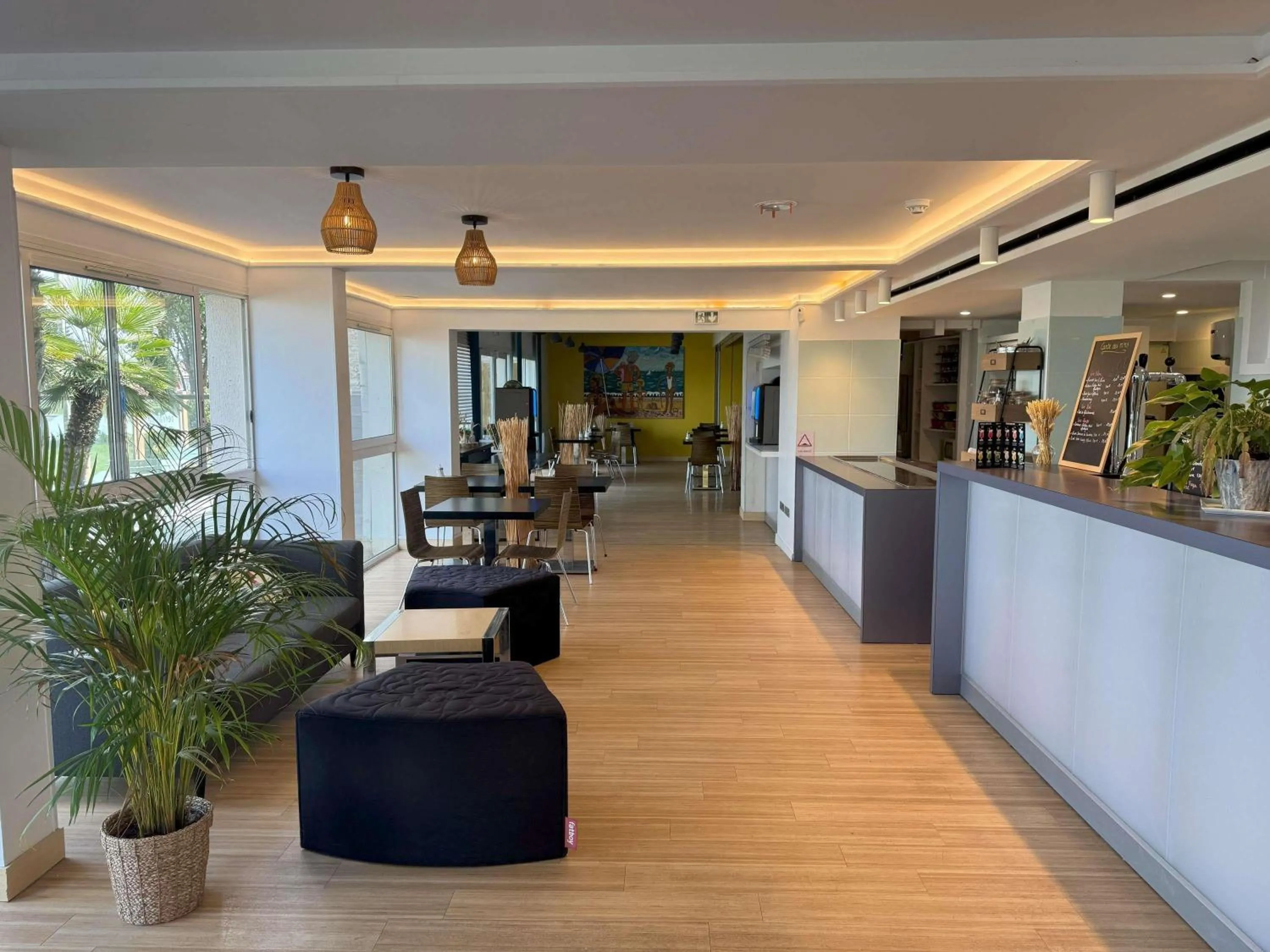 Lounge or bar in ibis Styles Ouistreham