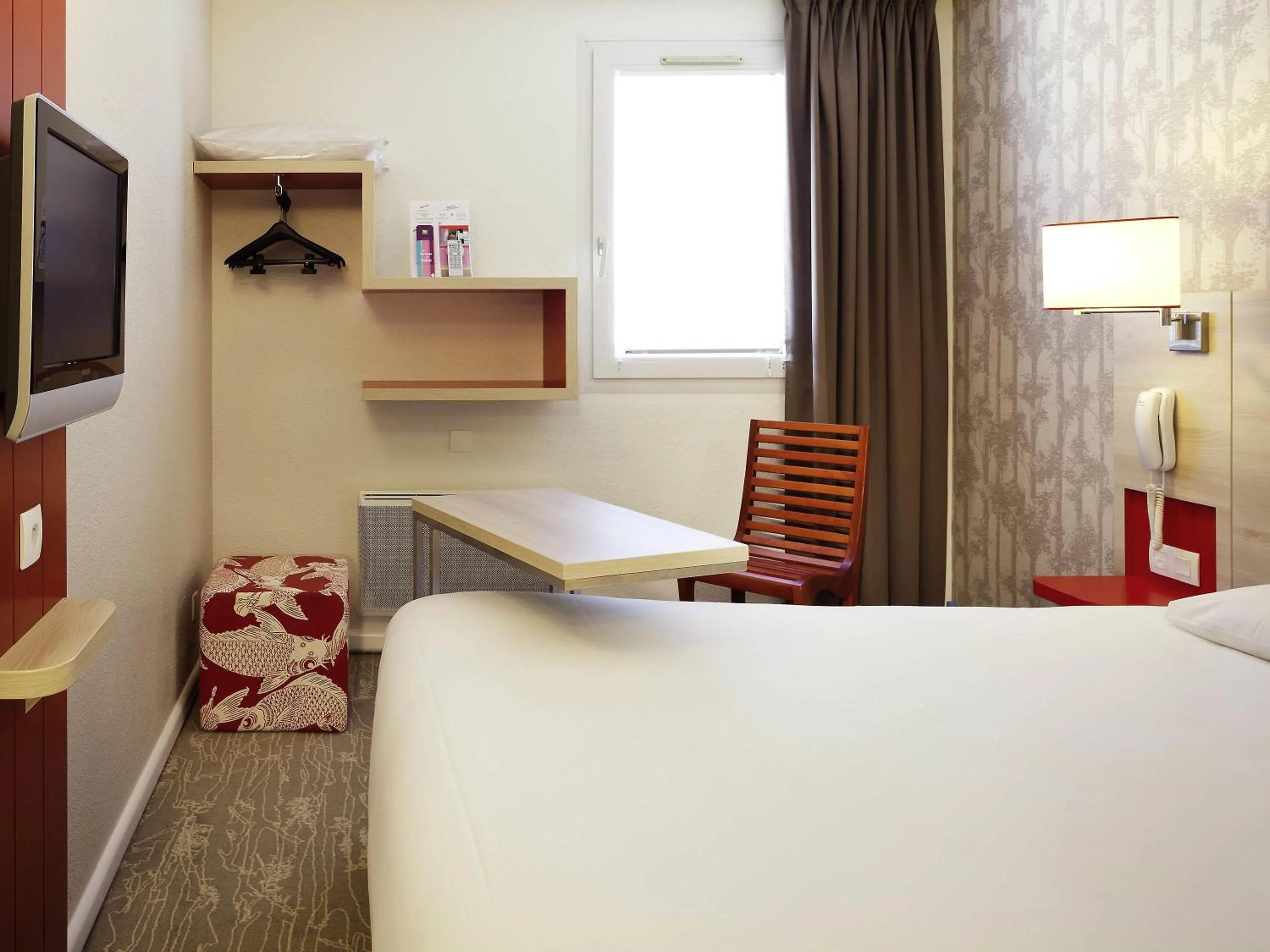 Bedroom, Bed in ibis Styles Ouistreham