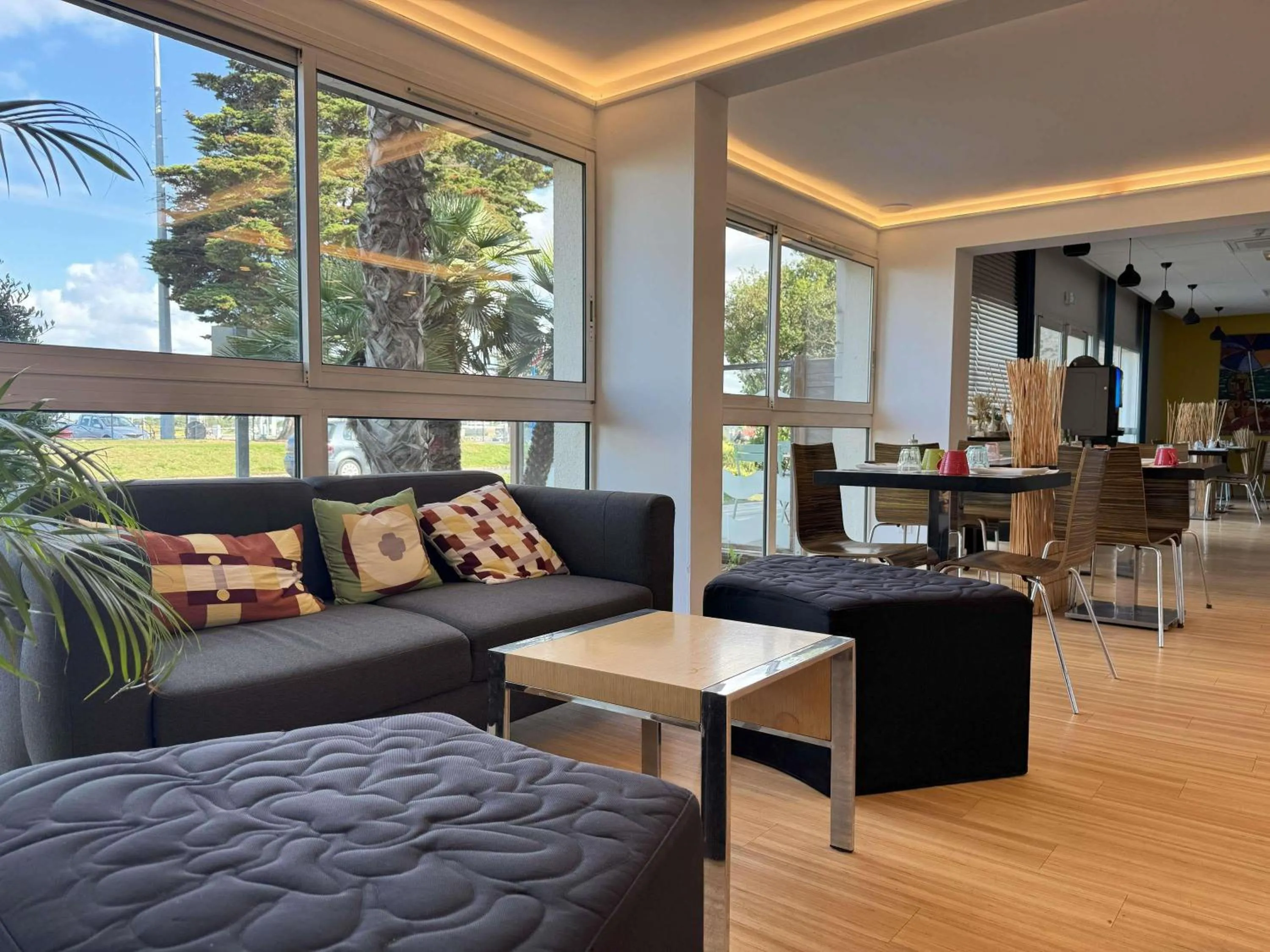 Lounge or bar in ibis Styles Ouistreham