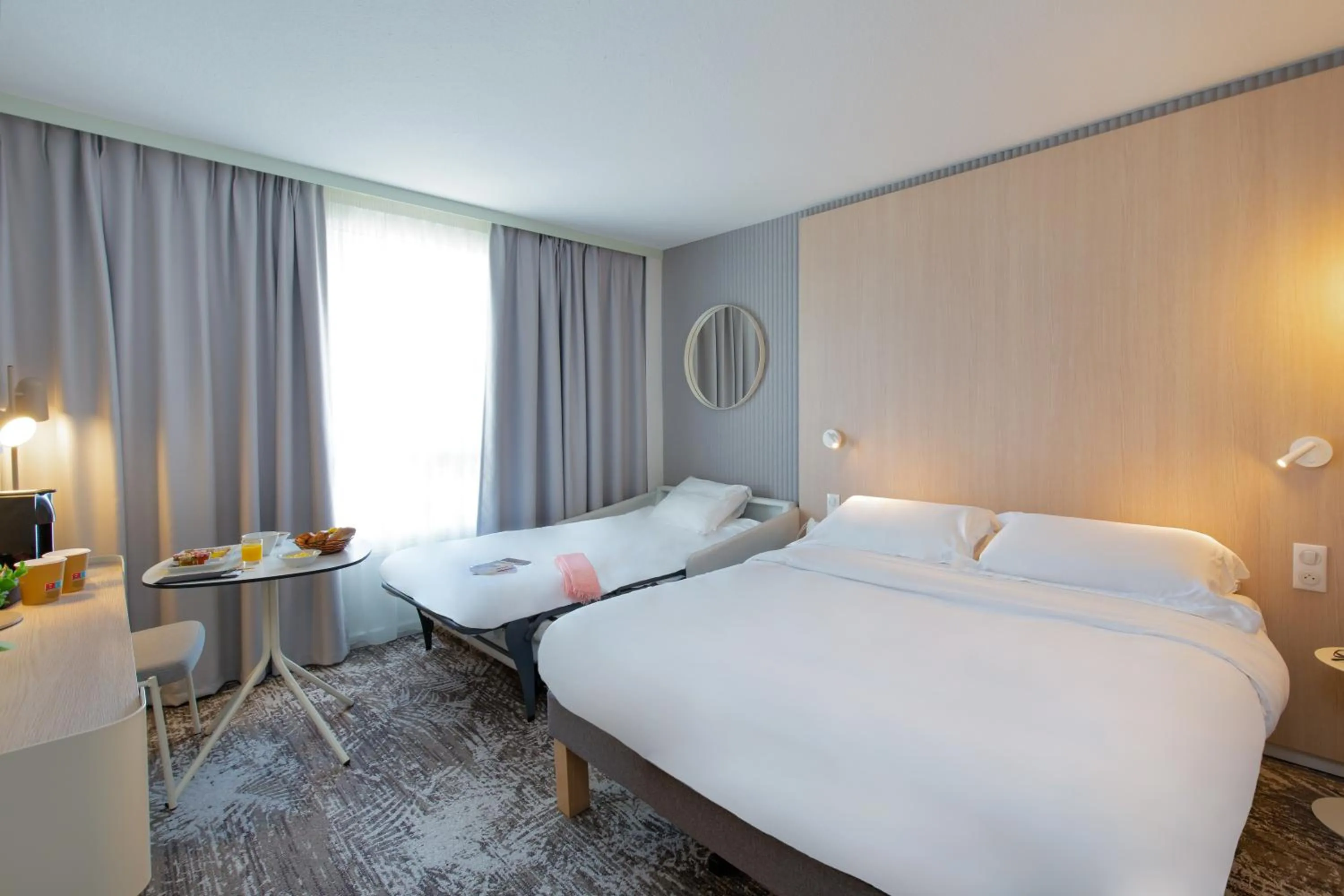 Bedroom, Bed in Novotel Aix-en-Provence Pont de L'Arc