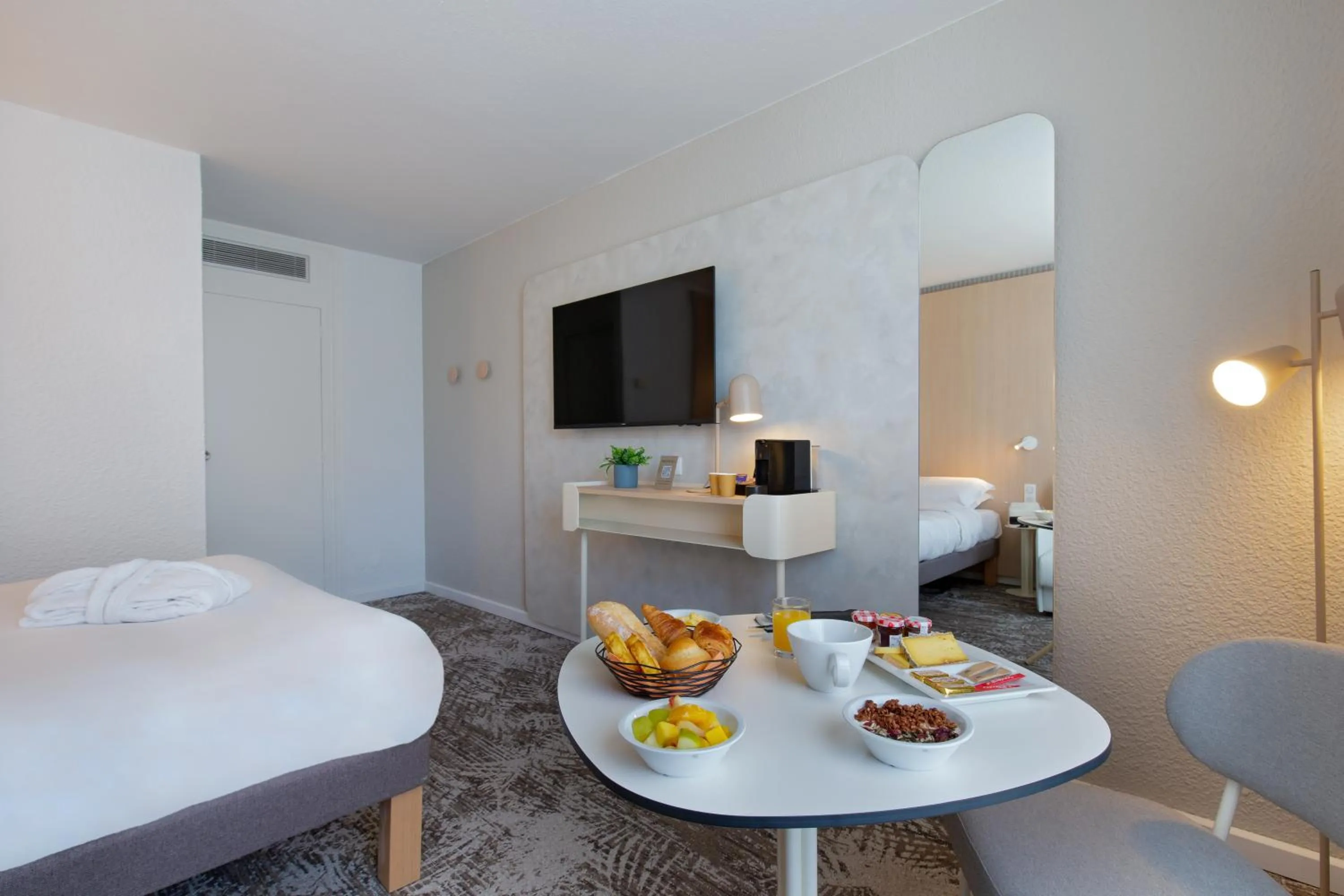 Bedroom, Bed in Novotel Aix-en-Provence Pont de L'Arc