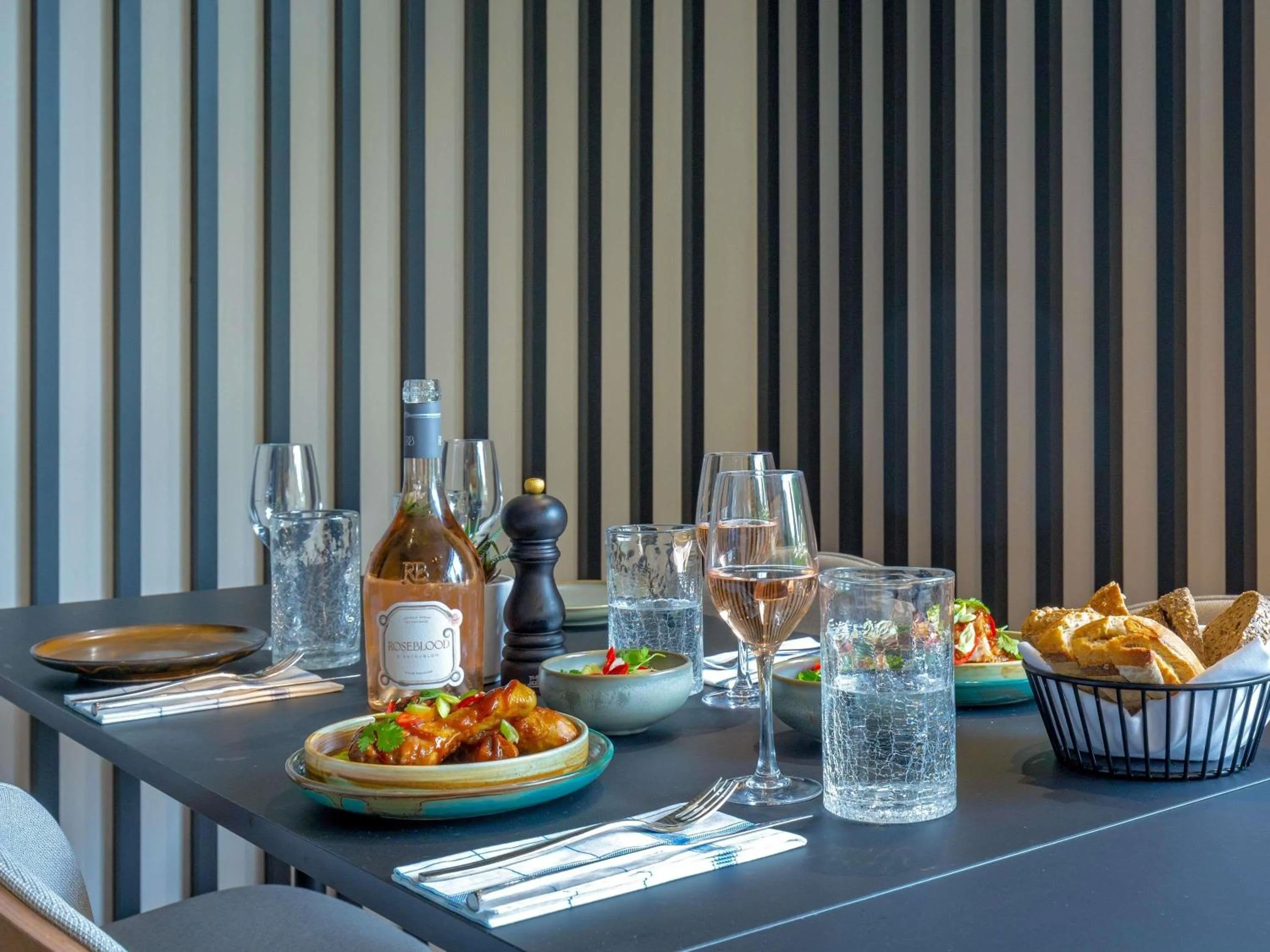 Restaurant/places to eat in Novotel Aix-en-Provence Pont de L'Arc