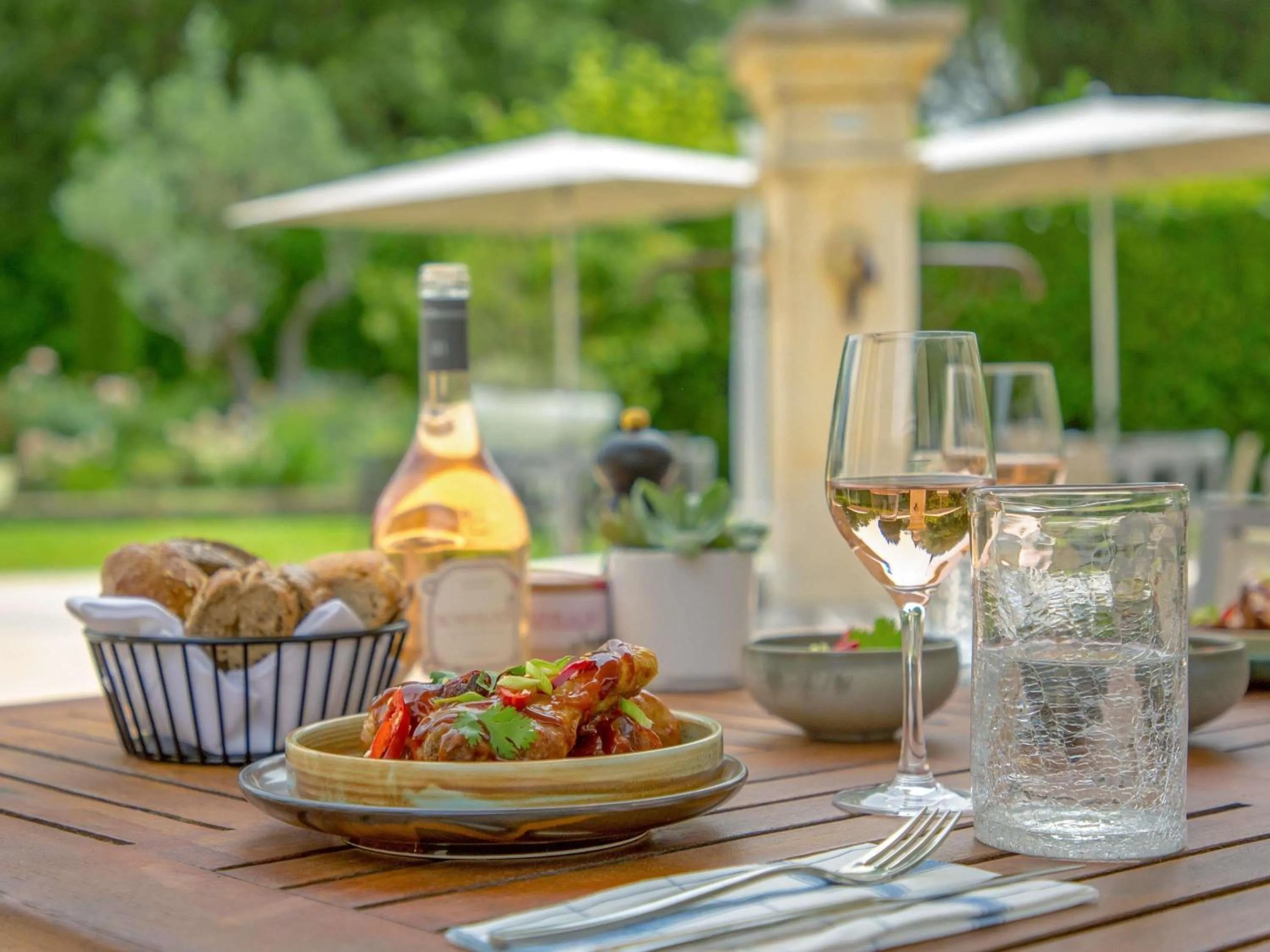 Restaurant/places to eat in Novotel Aix-en-Provence Pont de L'Arc