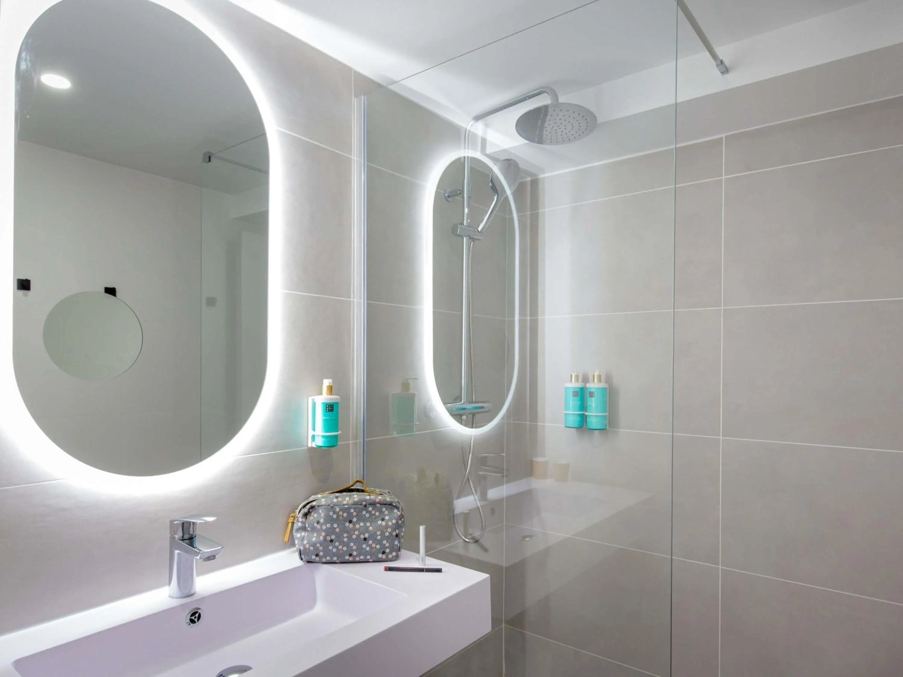 Bedroom in Novotel Aix-en-Provence Pont de L'Arc