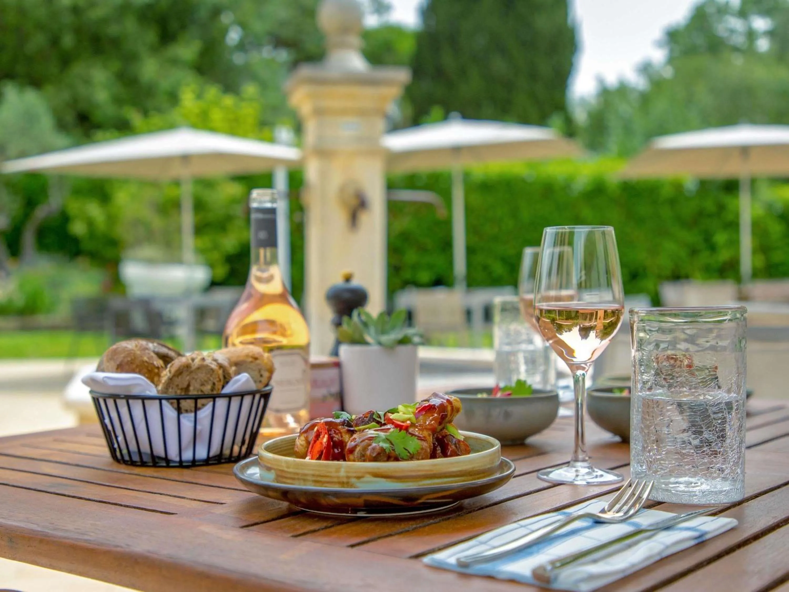 Restaurant/places to eat in Novotel Aix-en-Provence Pont de L'Arc