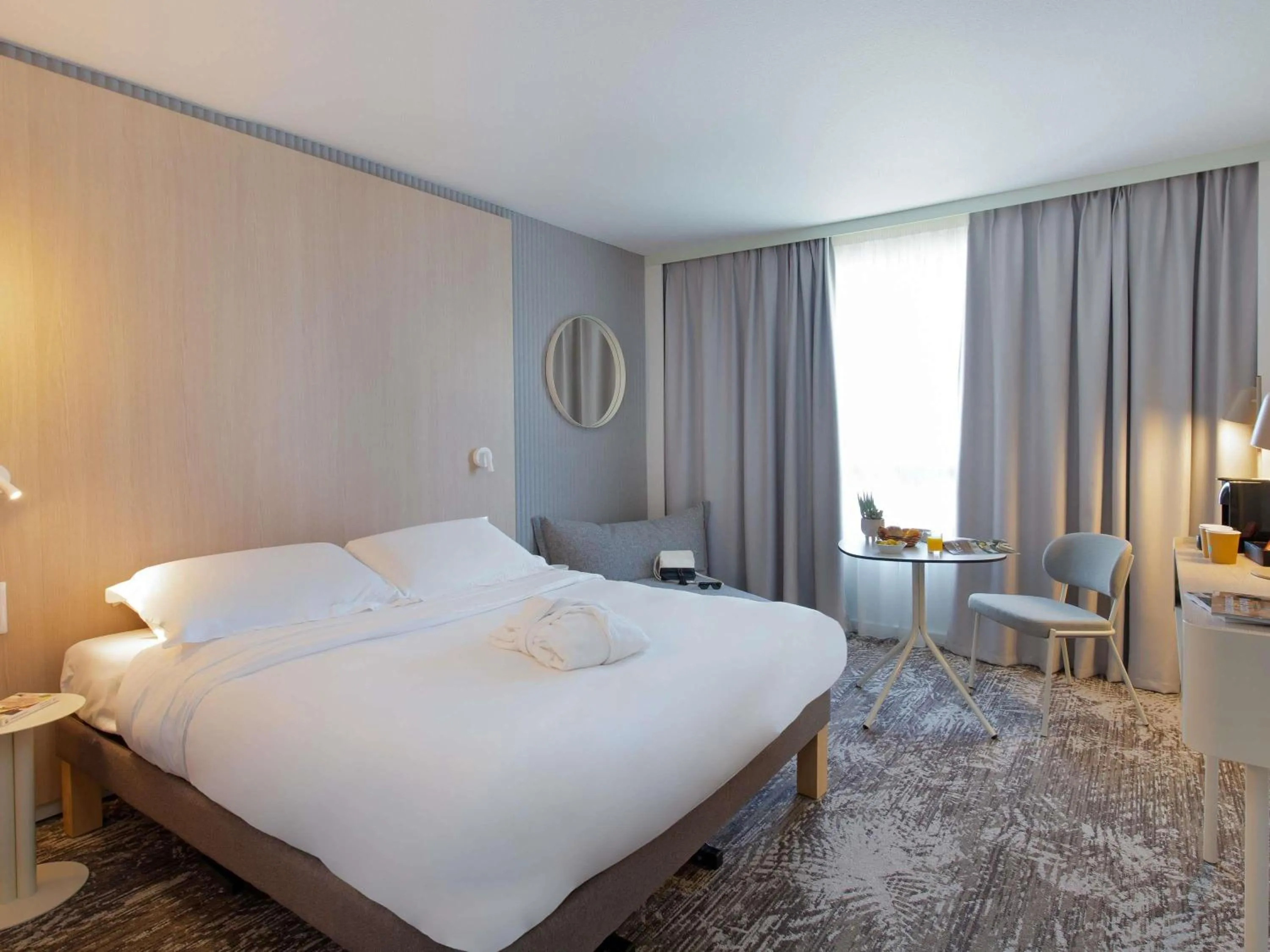Executive Room with a Double Bed in Novotel Aix-en-Provence Pont de L'Arc