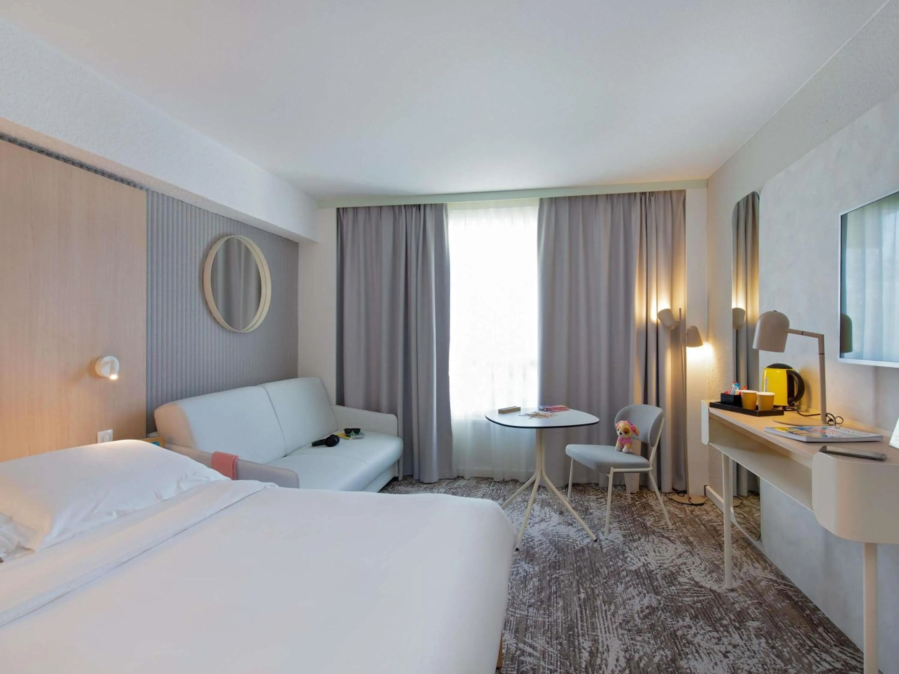 Bedroom, Bed in Novotel Aix-en-Provence Pont de L'Arc