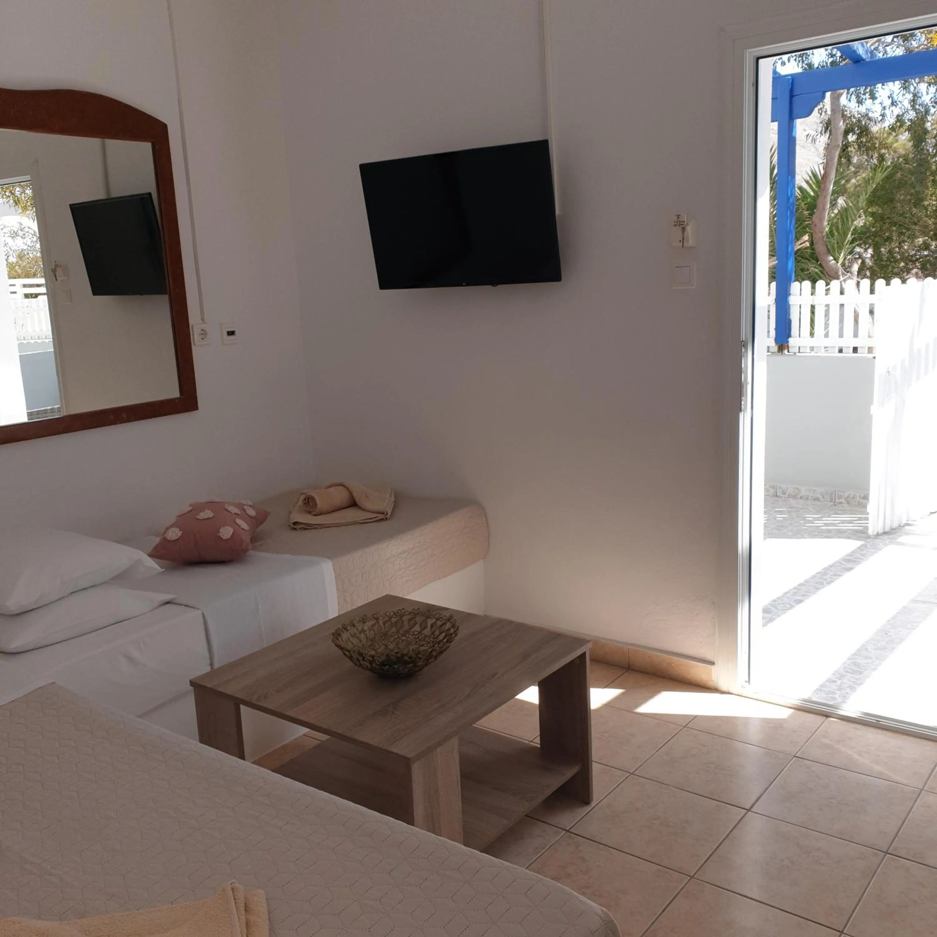 Communal lounge/ TV room in Sagma Central Rooms