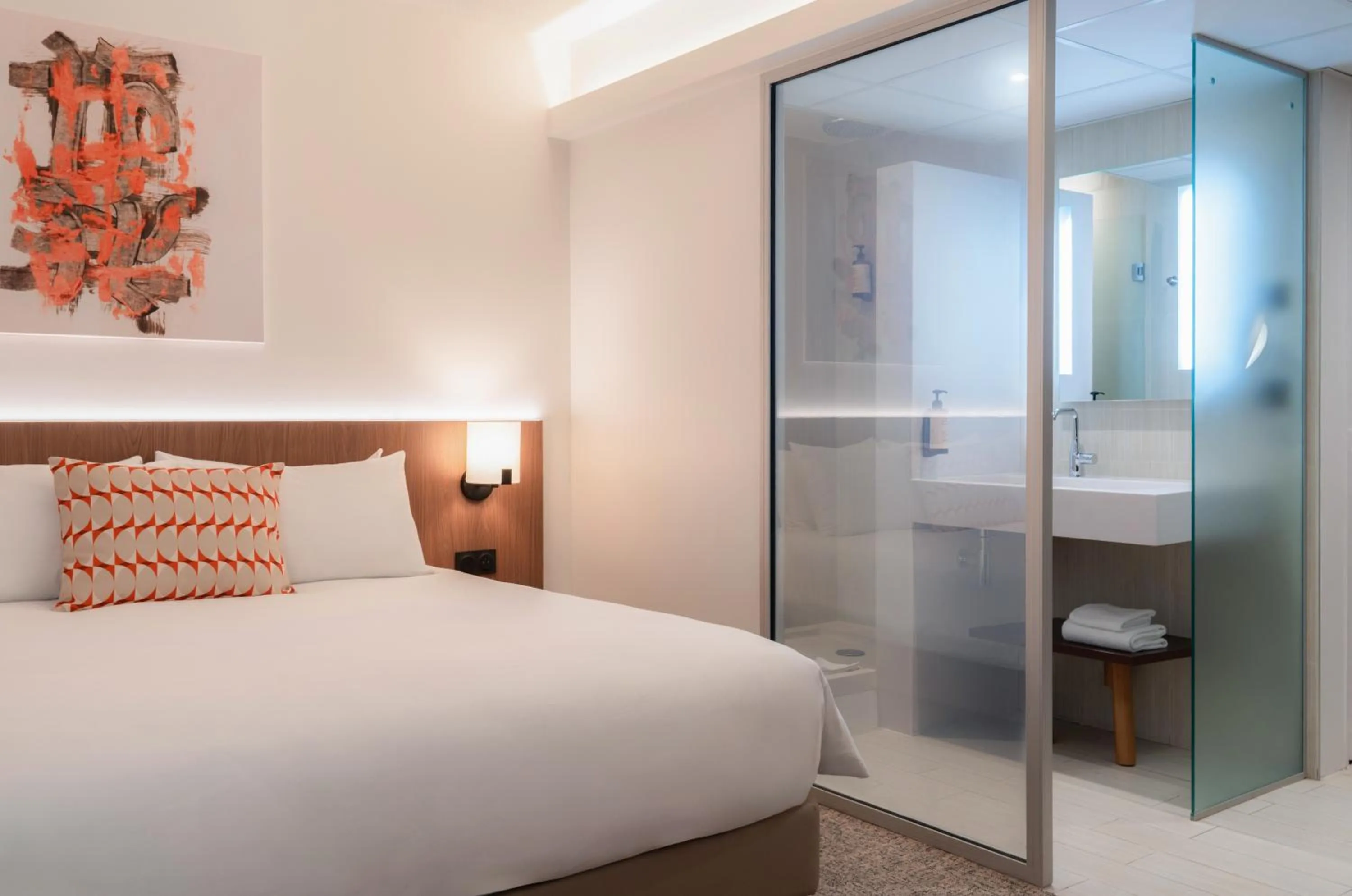 Shower, Bed in Mercure Paris Ivry Quai De Seine
