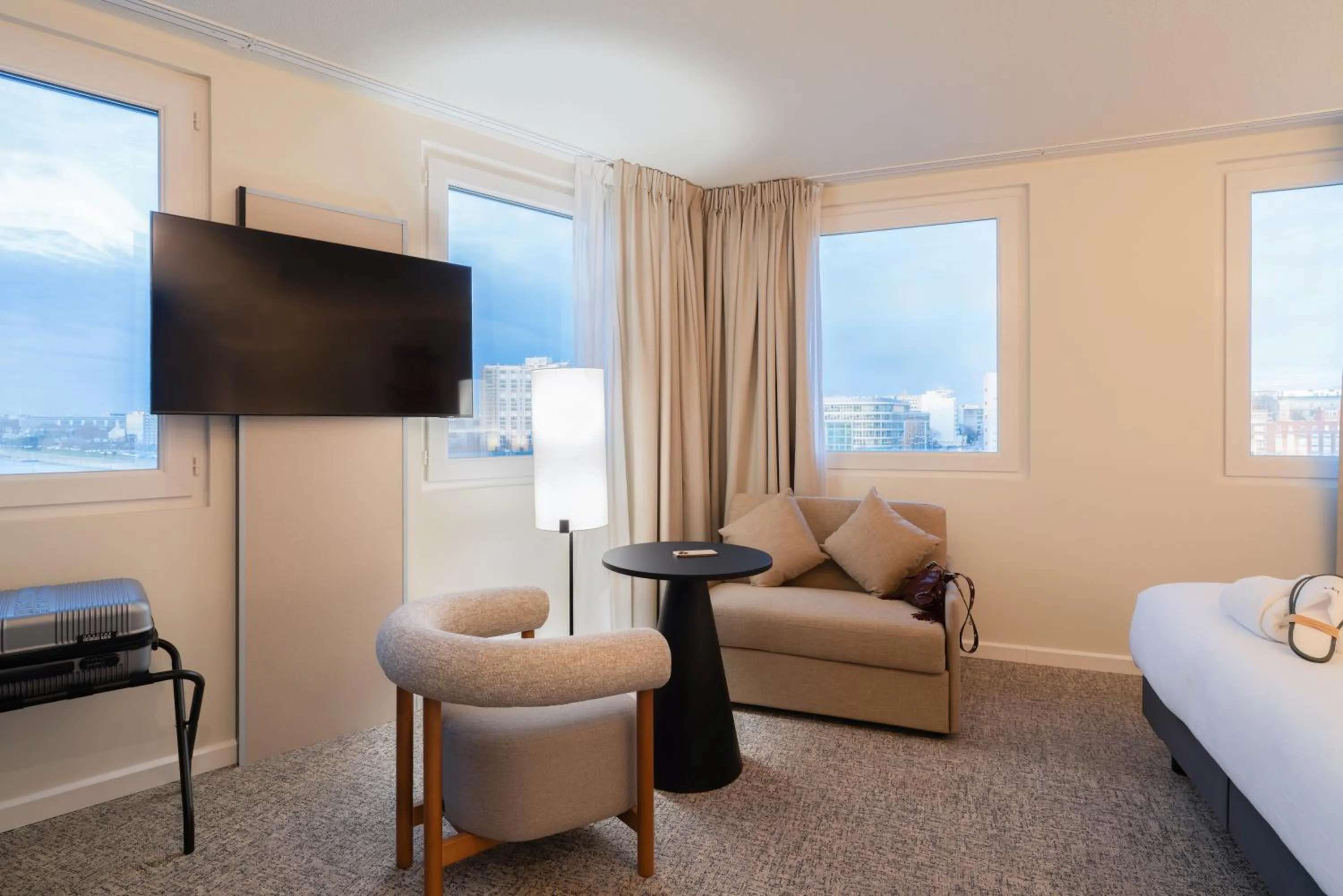 Living room, Bed in Mercure Paris Ivry Quai De Seine