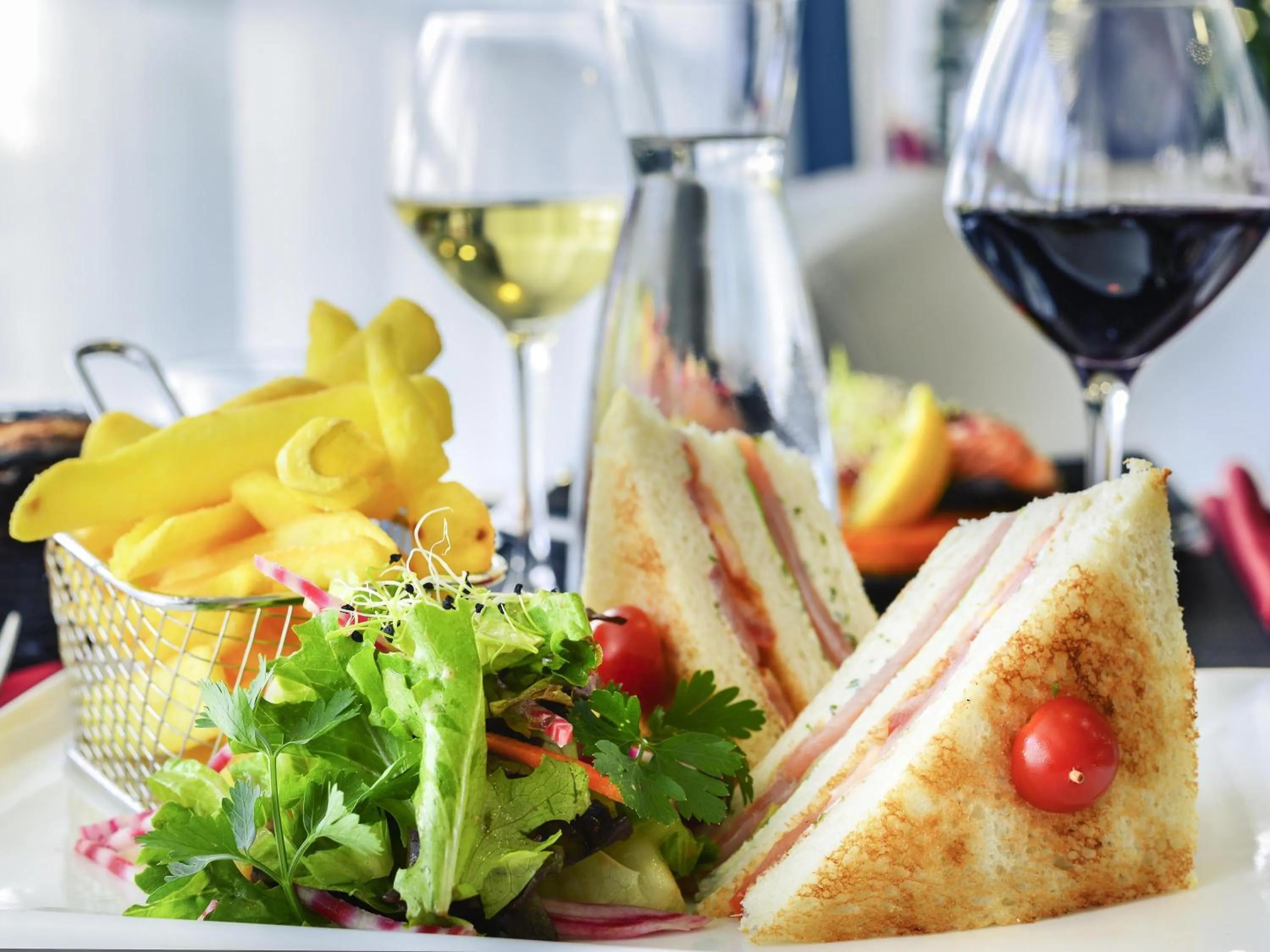 Restaurant/places to eat in Mercure Paris Ivry Quai De Seine