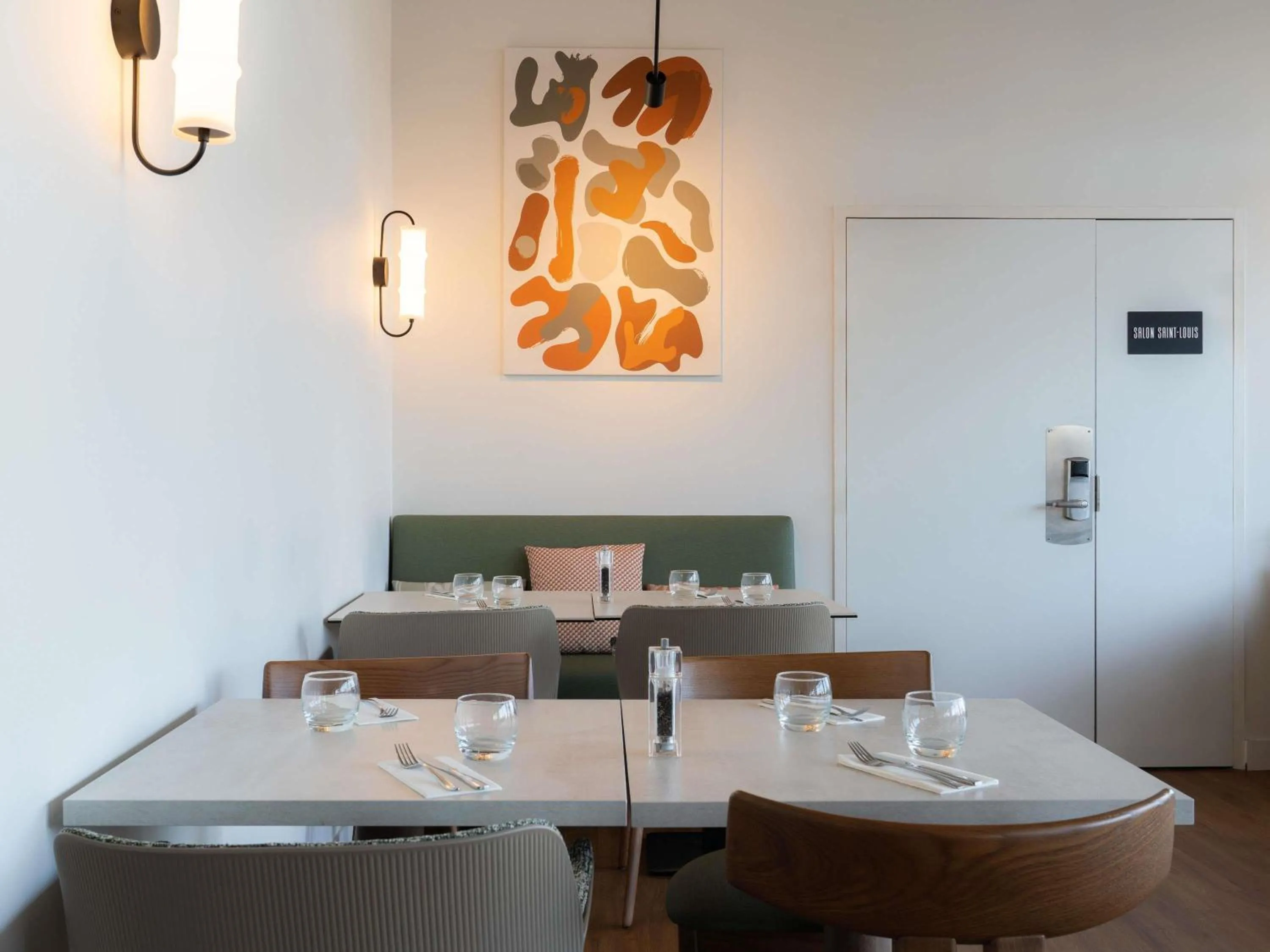 Restaurant/places to eat in Mercure Paris Ivry Quai De Seine