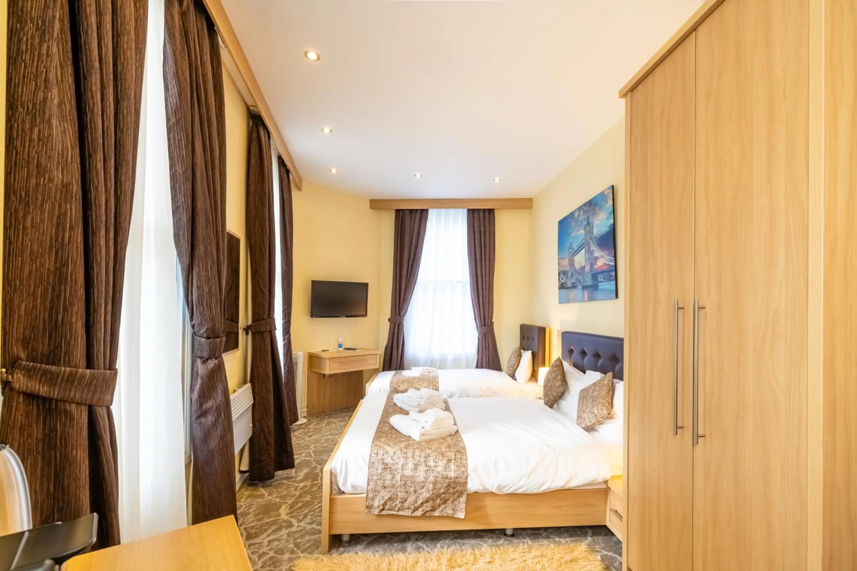 Photo of the whole room, Bed in The Shoreditch Inn