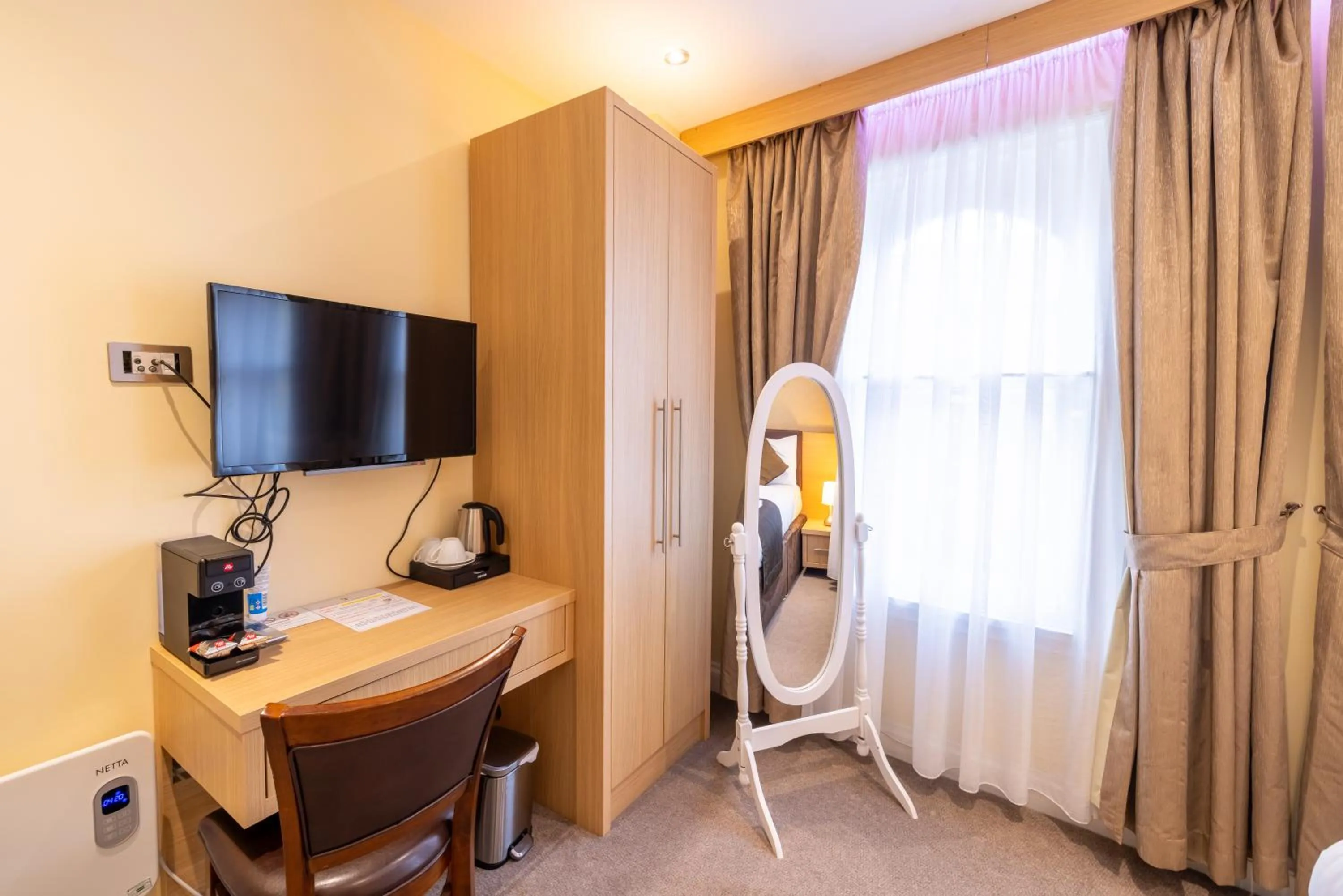 hair dresser, Bed in The Shoreditch Inn