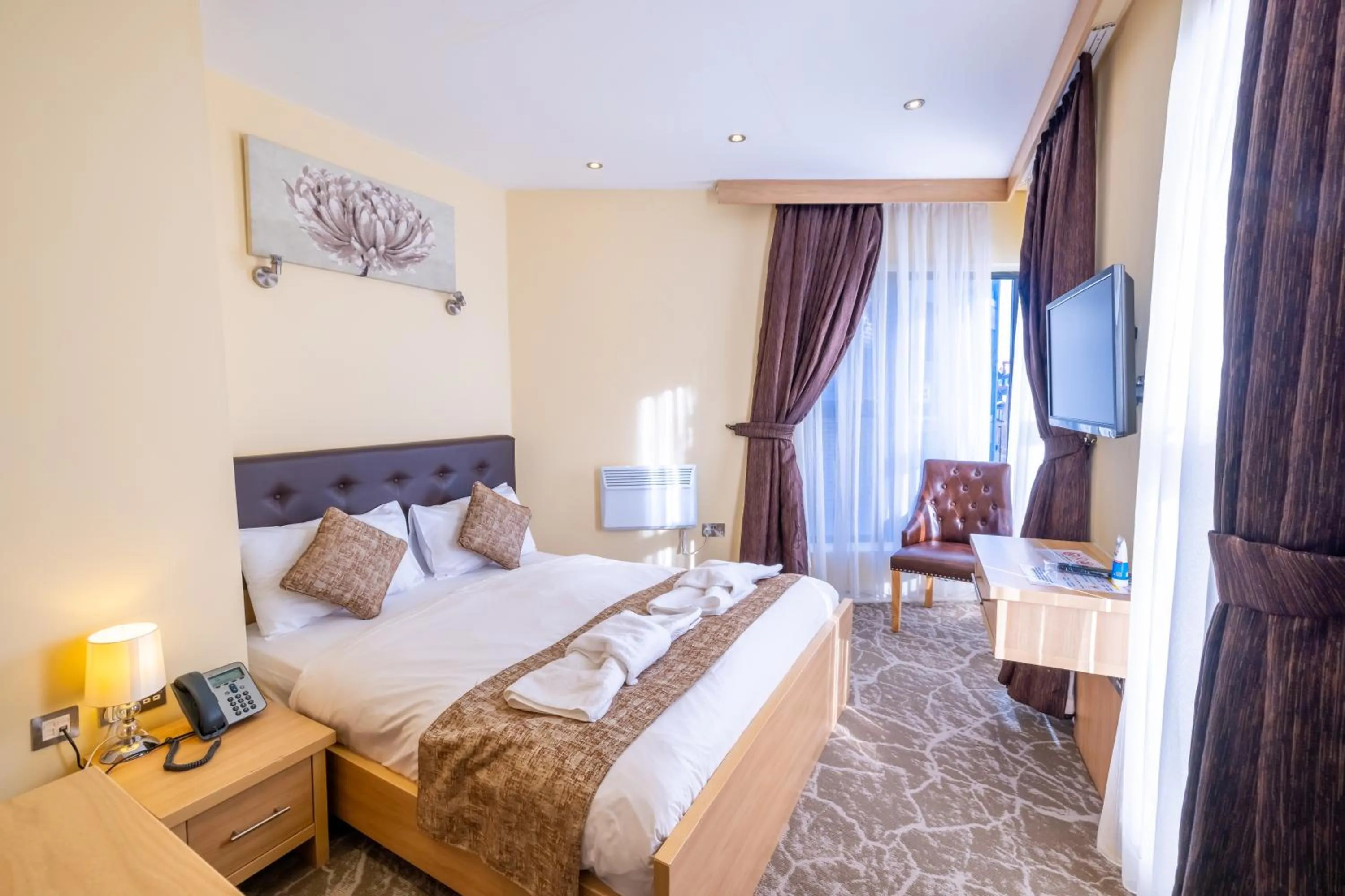 Photo of the whole room, Bed in The Shoreditch Inn