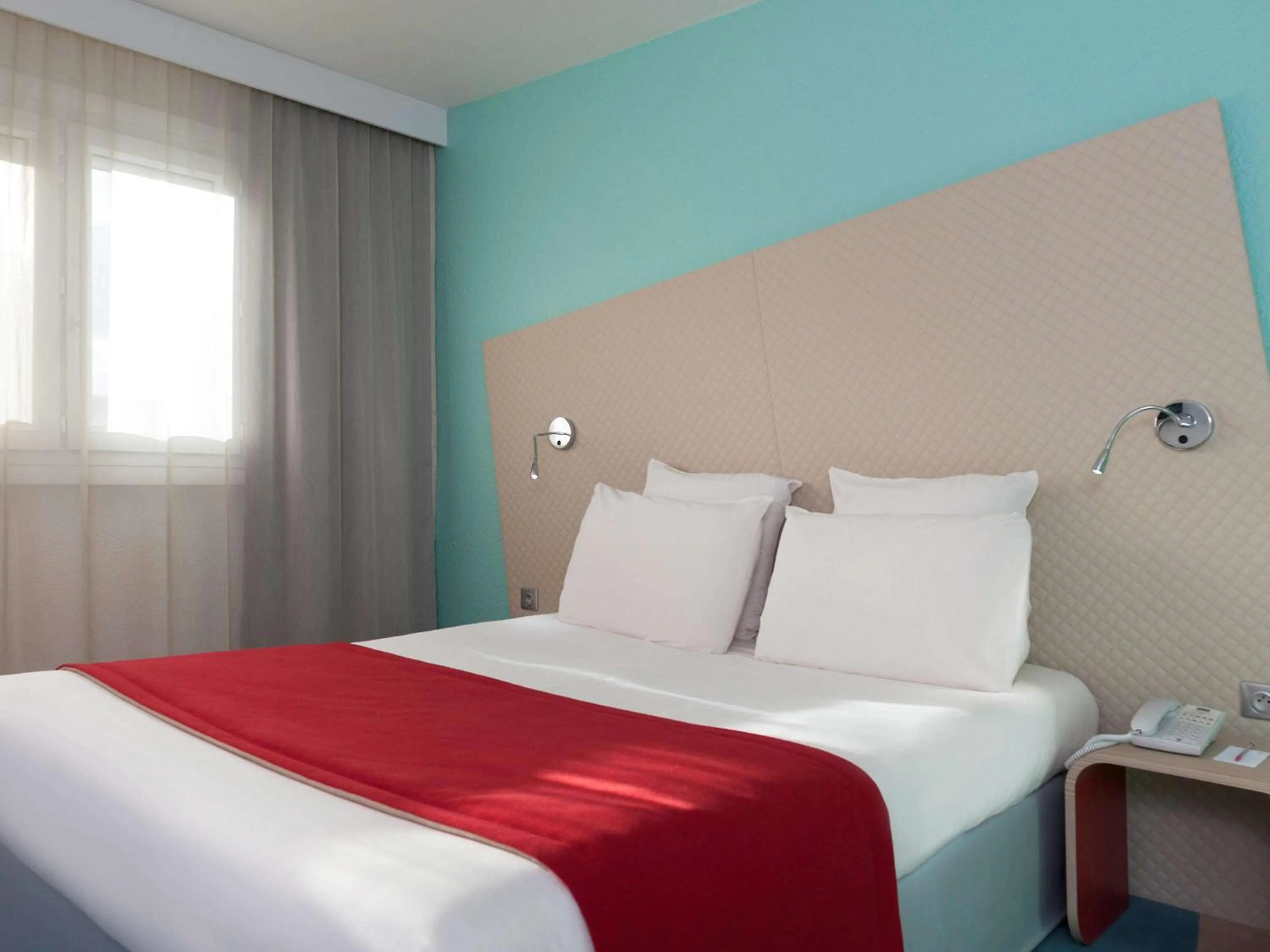 Photo of the whole room, Bed in Mercure Paris Le Bourget Aeroport