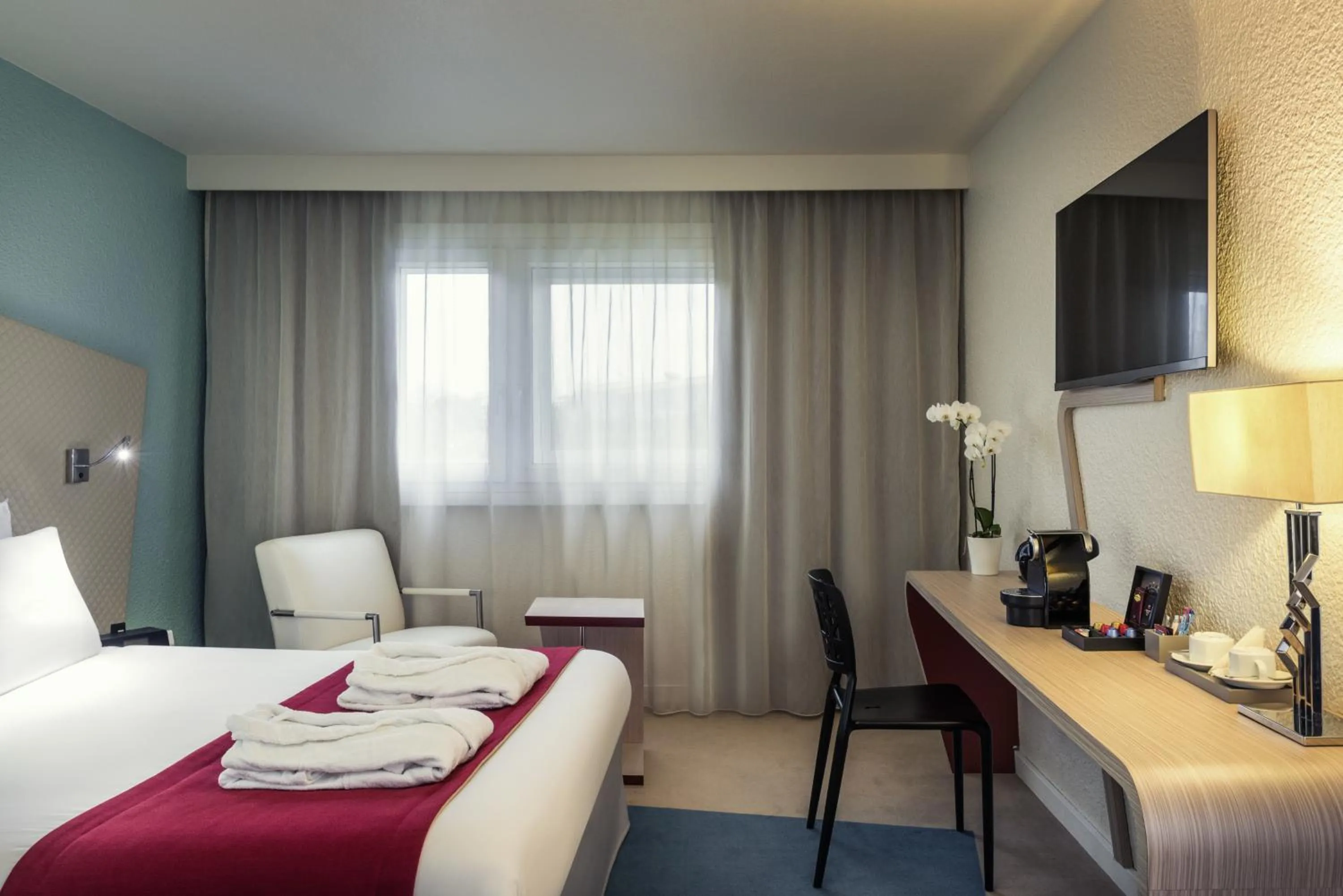 Bed in Mercure Paris Le Bourget Aeroport