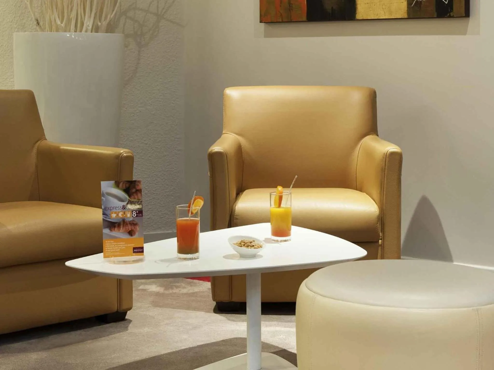 Lounge or bar in Mercure Paris Le Bourget Aeroport