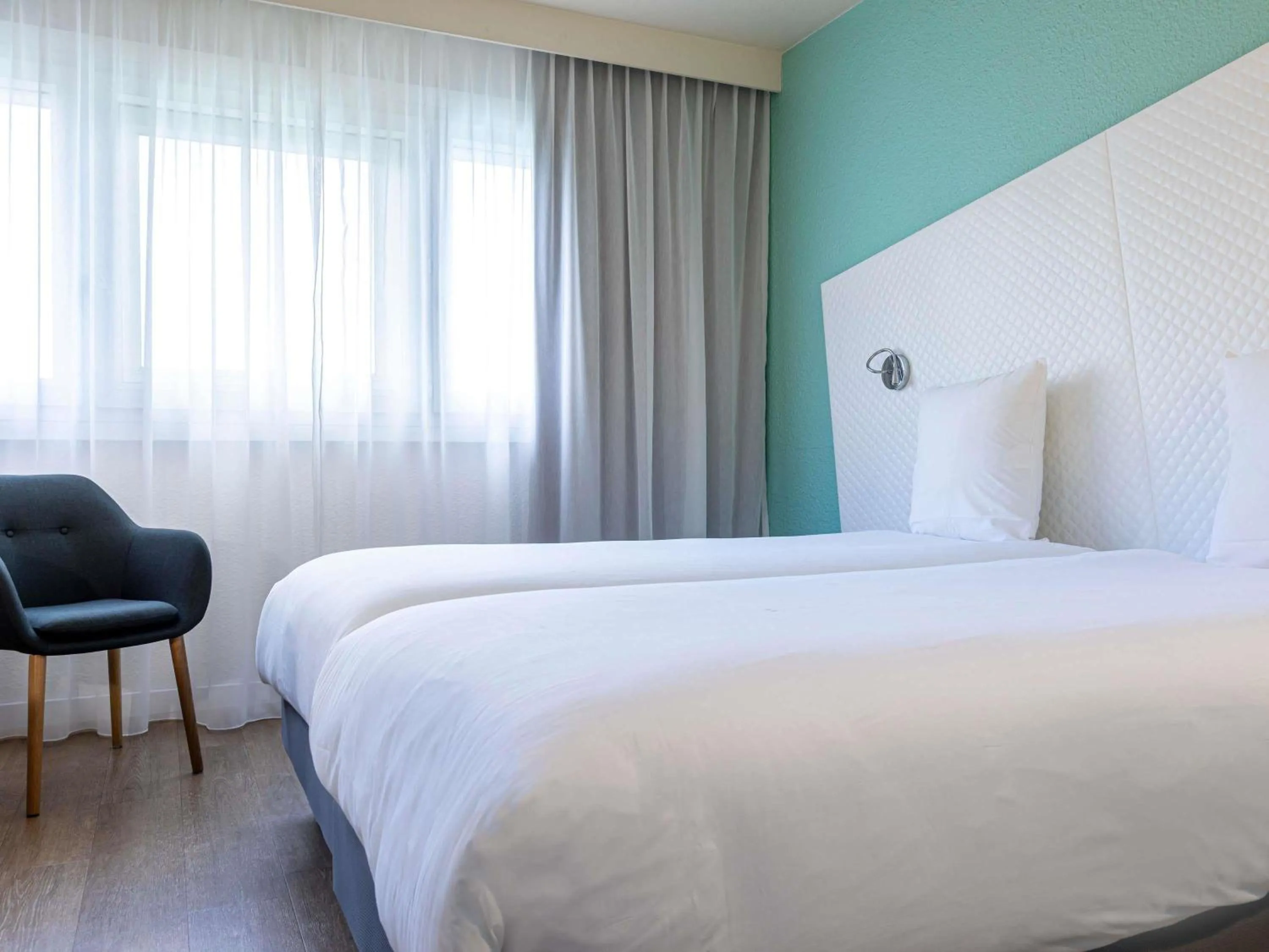 Bedroom, Bed in Mercure Paris Le Bourget Aeroport