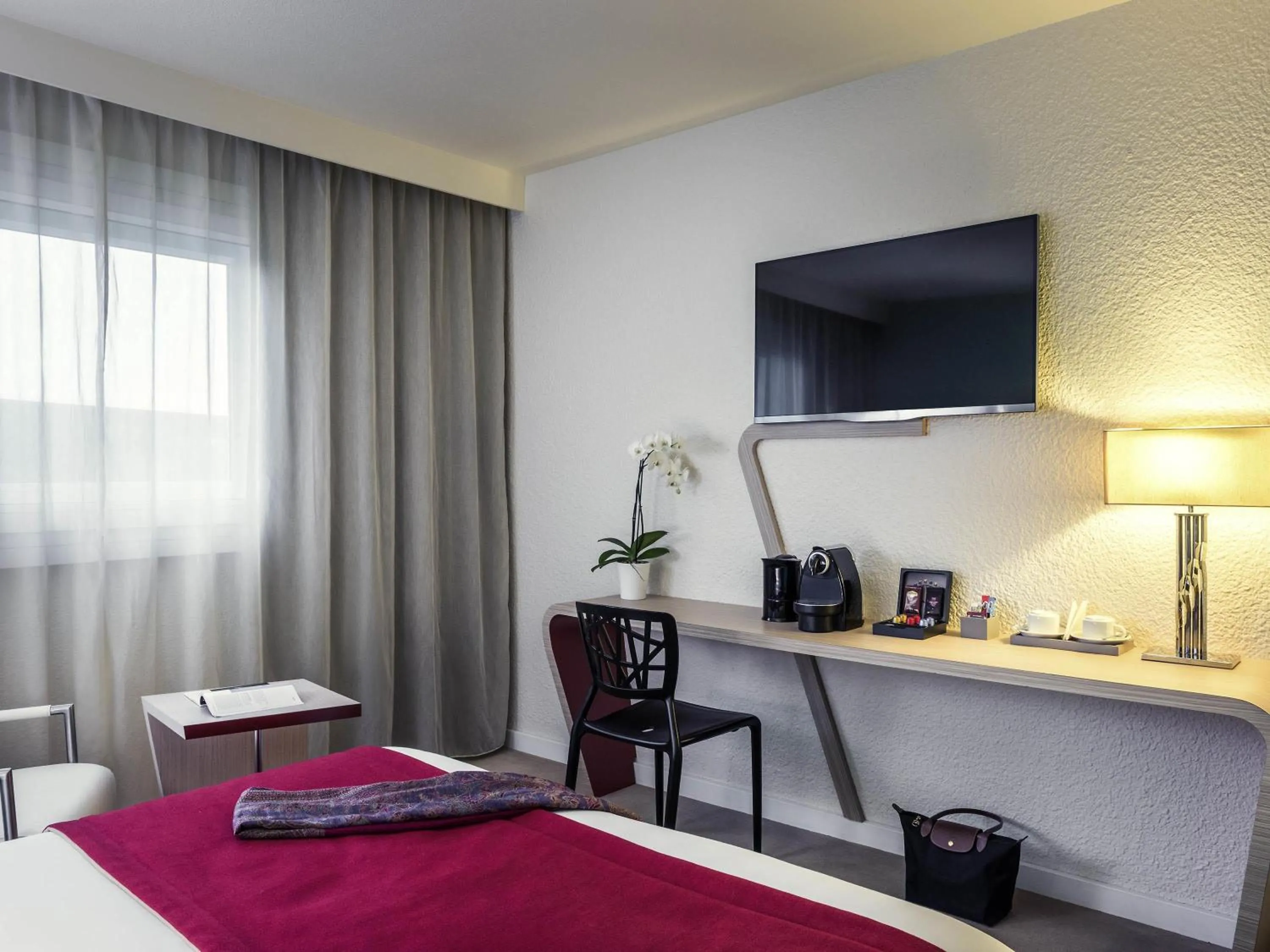 Bedroom, Bed in Mercure Paris Le Bourget Aeroport