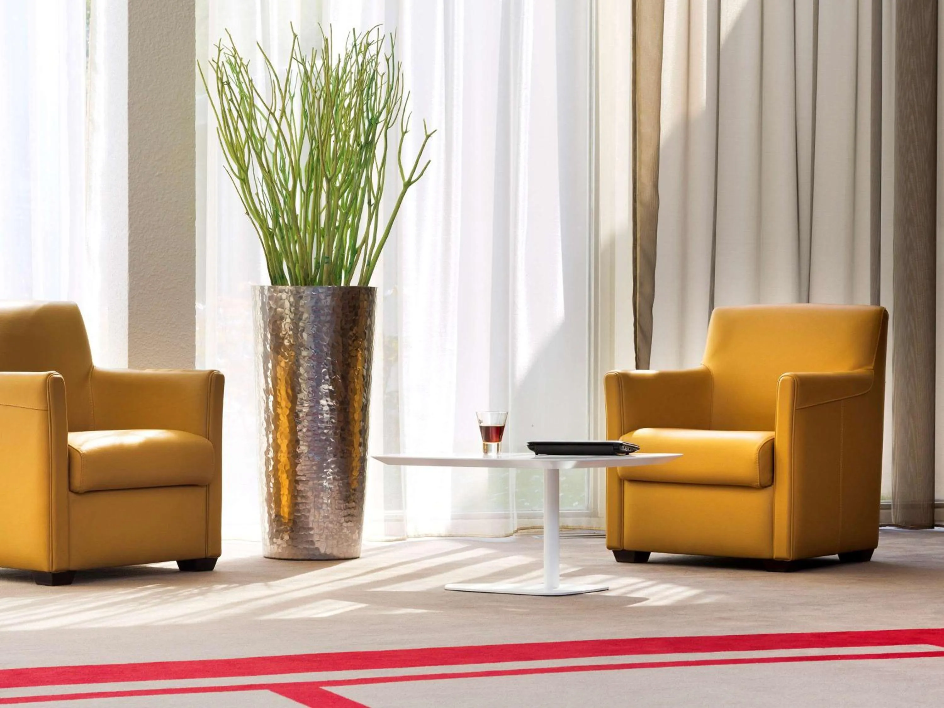 Lounge or bar in Mercure Paris Le Bourget Aeroport