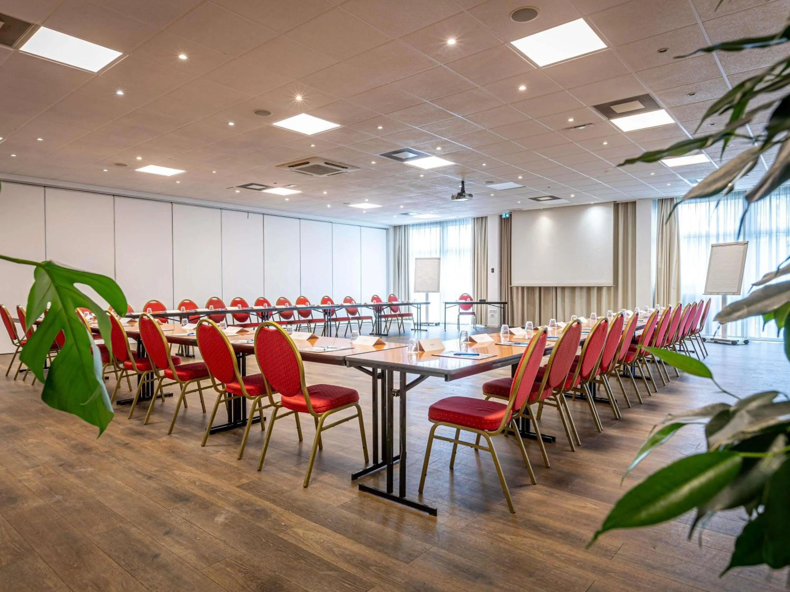 Restaurant/places to eat in Mercure Paris Le Bourget Aeroport