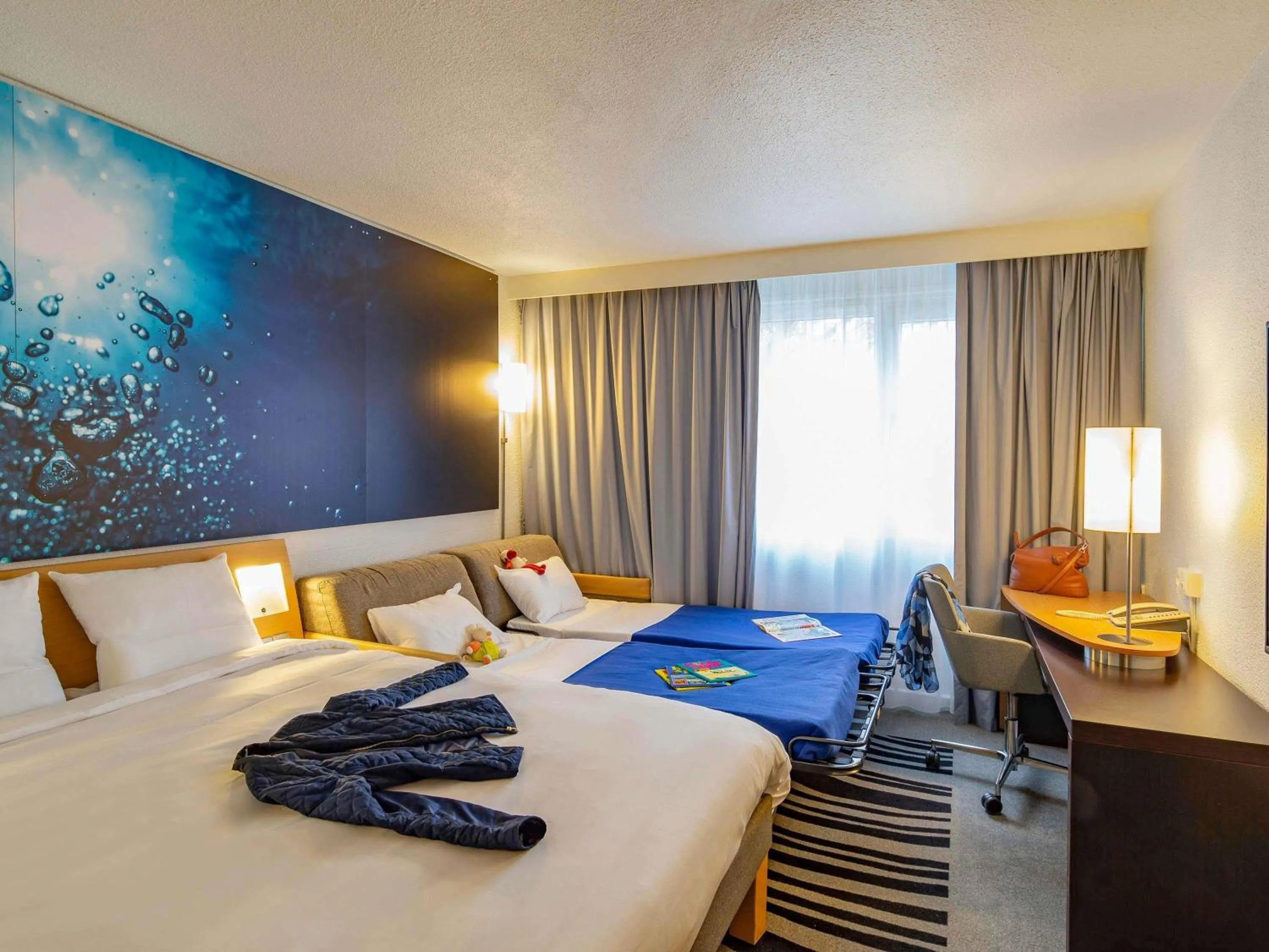 Property building, Bed in Novotel Metz Amnéville