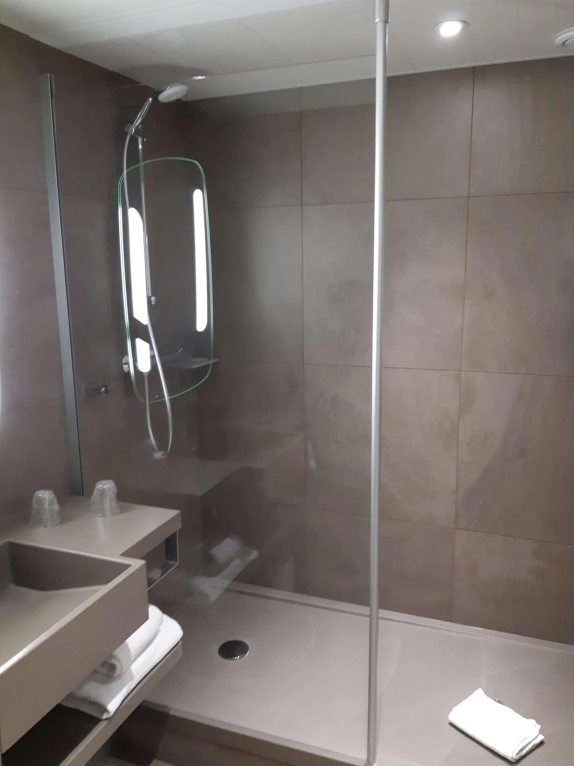 Shower in Novotel Le Mans