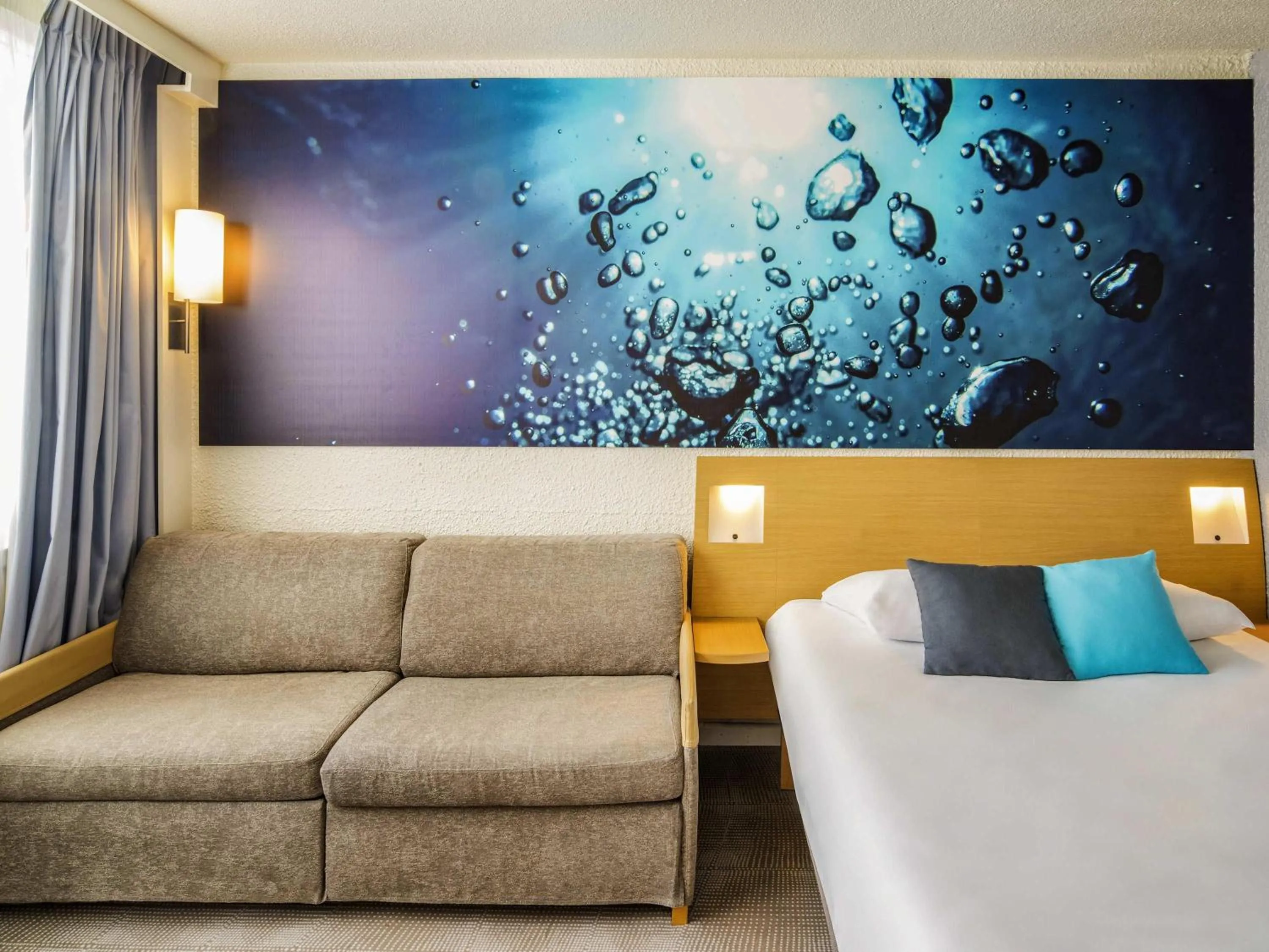 Bedroom, Bed in Novotel Le Mans