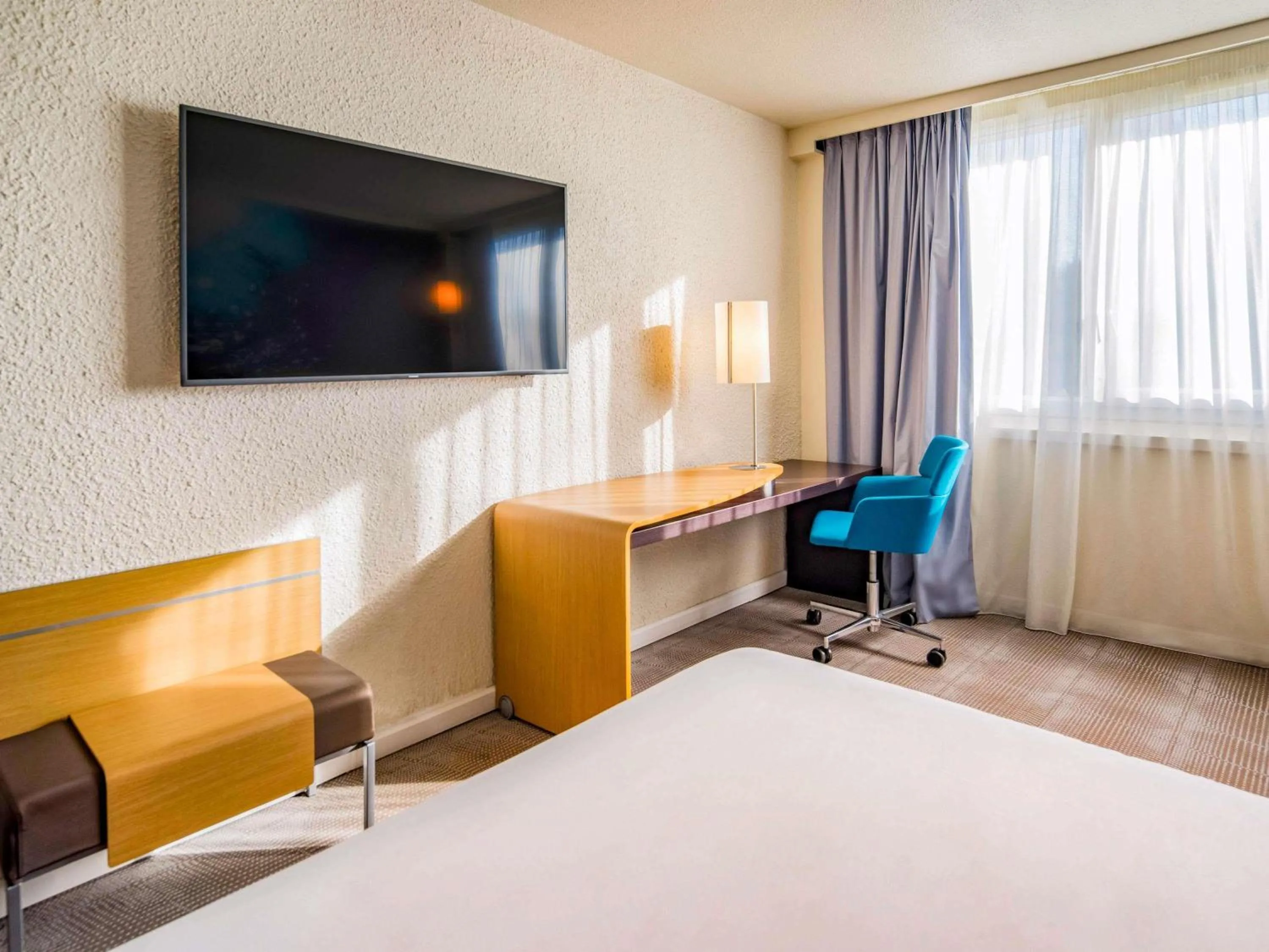 Bedroom, Bed in Novotel Le Mans