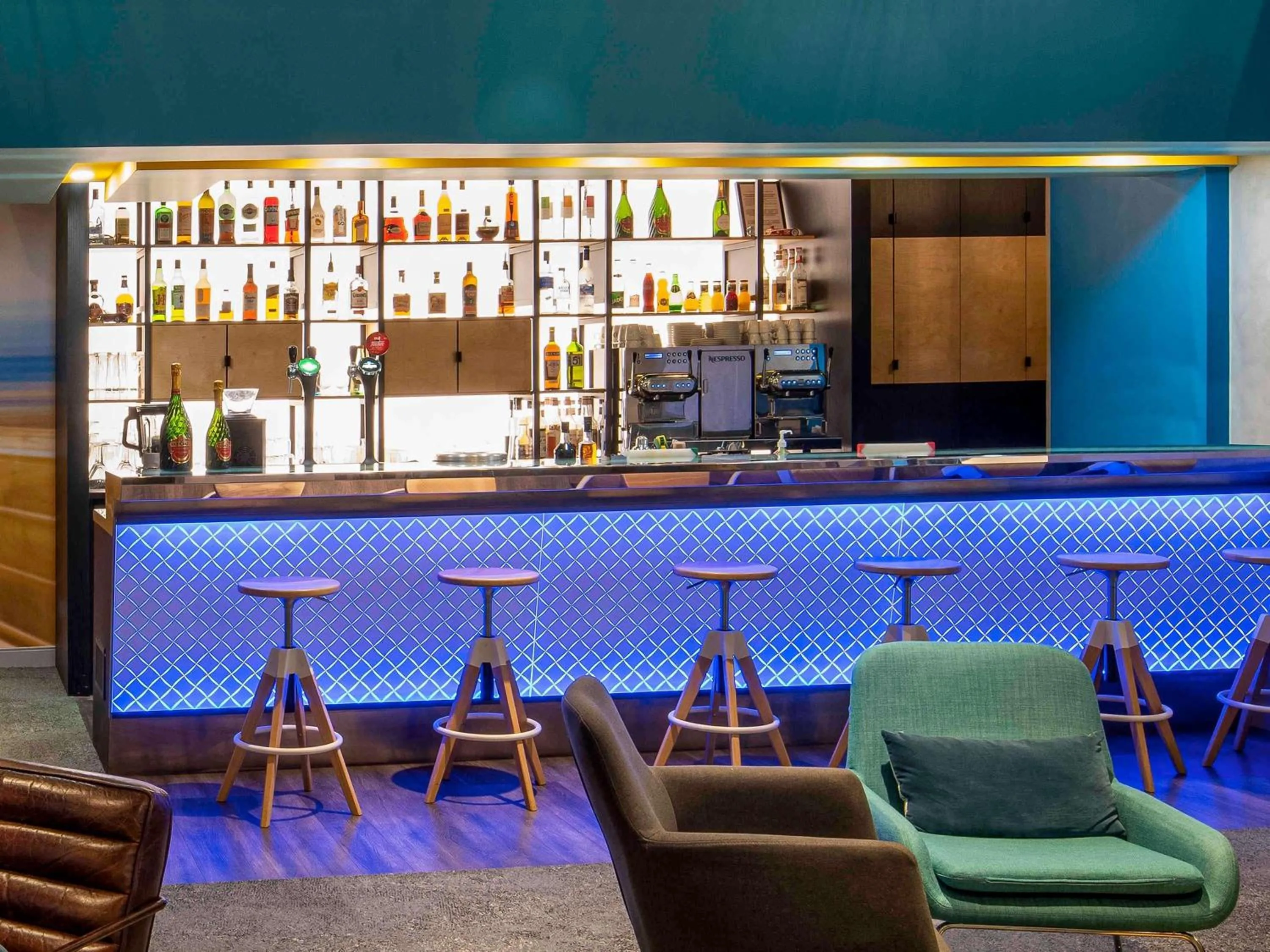 Lounge or bar in Novotel Le Mans