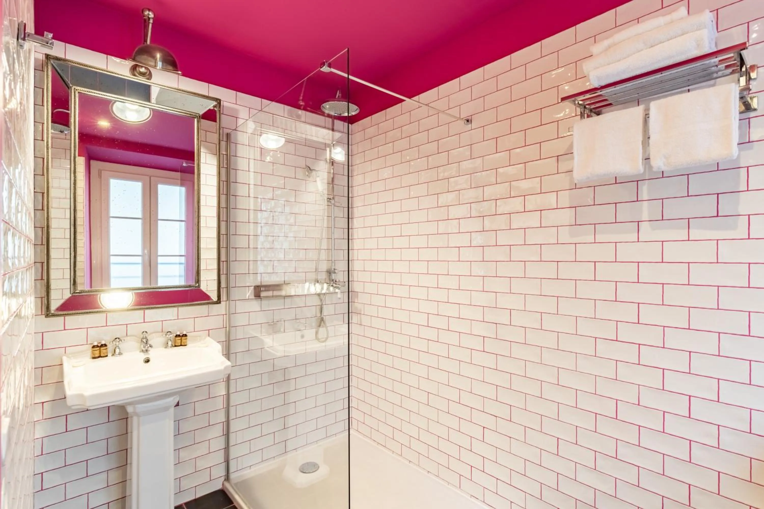 Shower in Hôtel Le G (ex Le Genève)