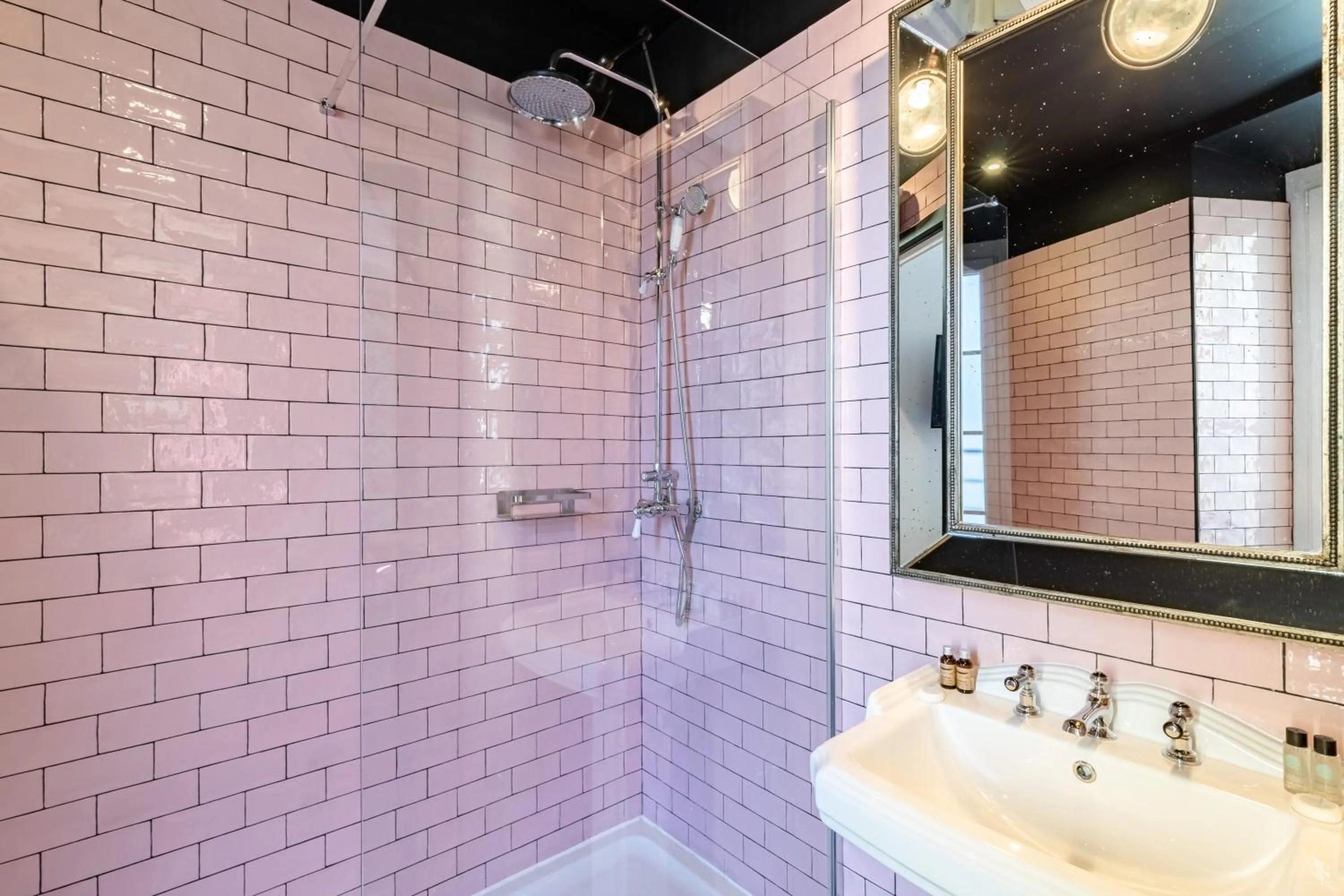 Shower in Hôtel Le G (ex Le Genève)