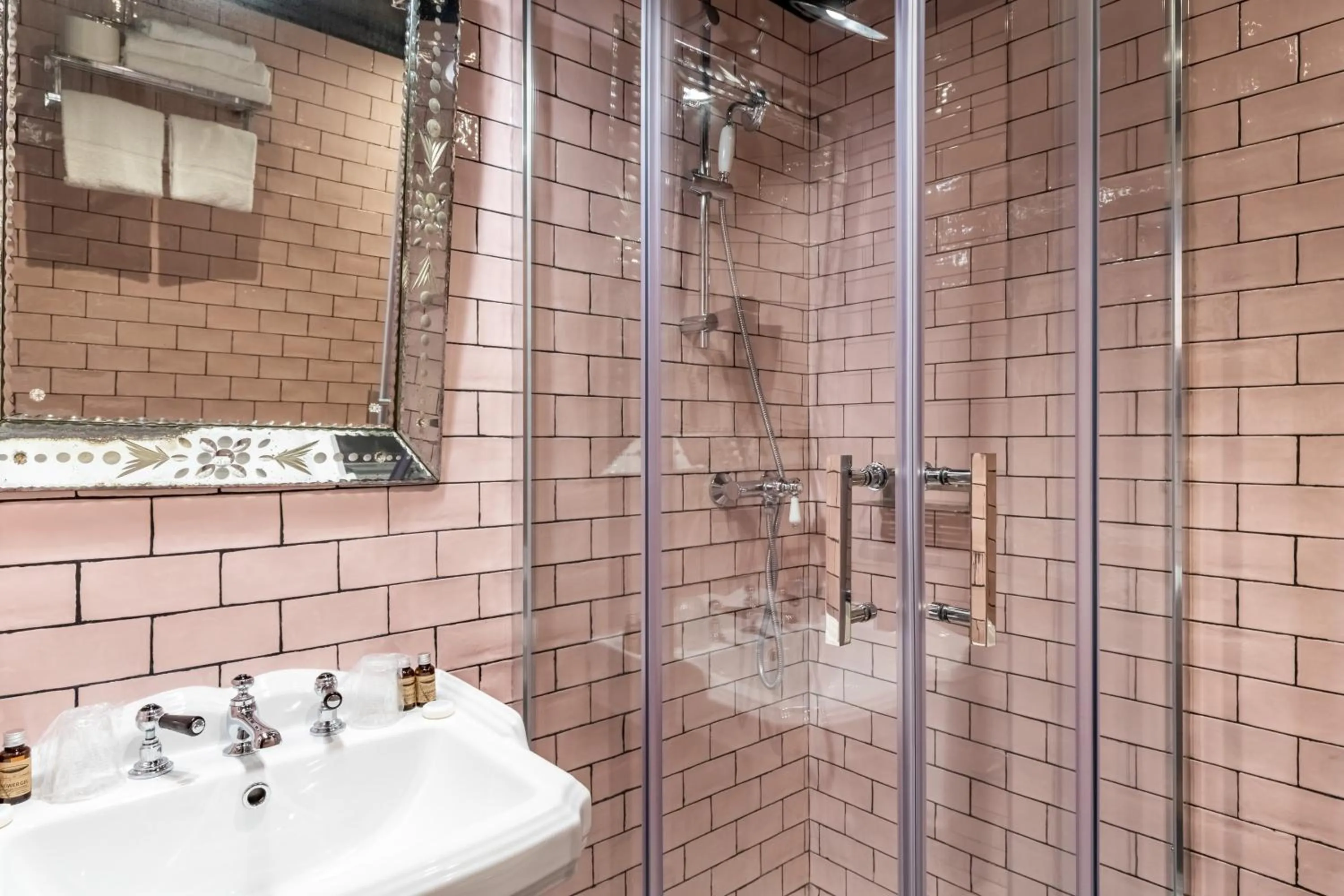 Shower in Hôtel Le G (ex Le Genève)