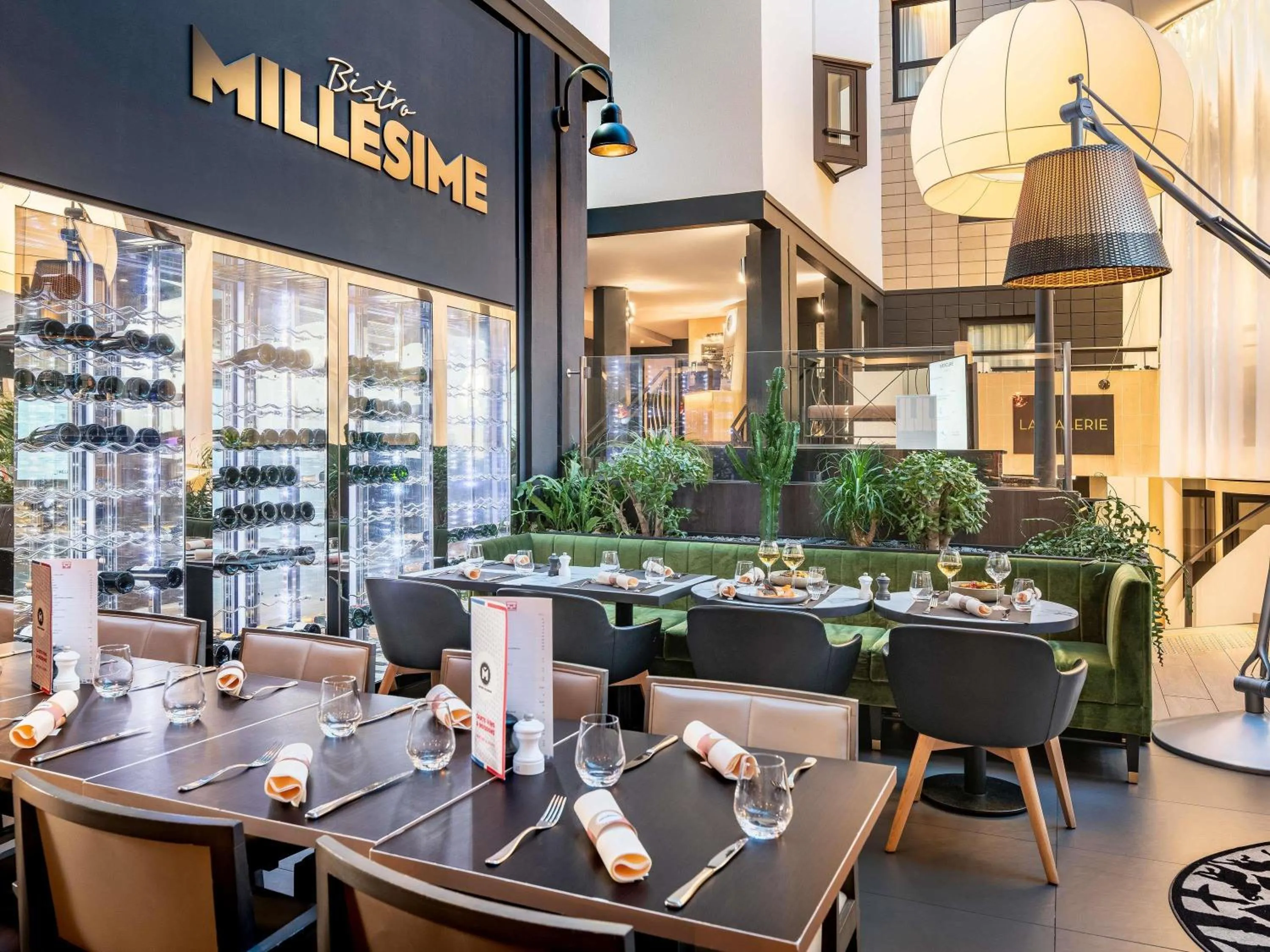 Restaurant/places to eat in Mercure Paris Porte De Versailles Expo