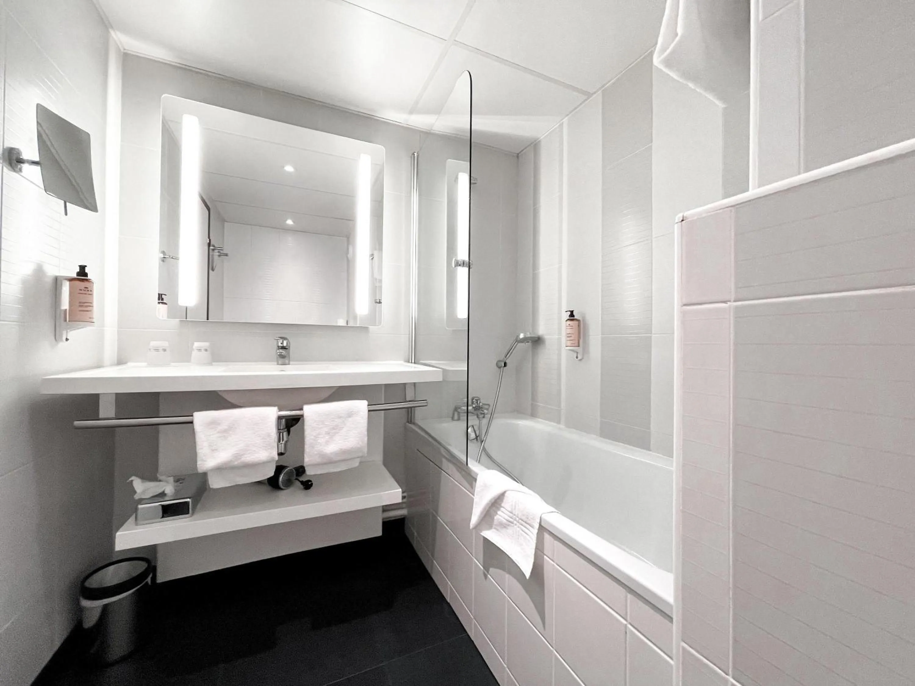 Bedroom in Mercure Paris Porte De Versailles Expo